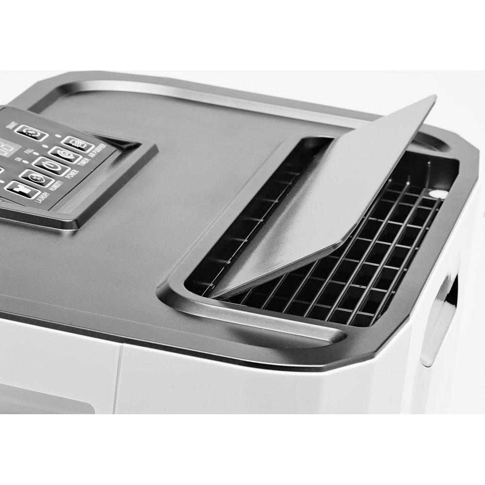 Primo piano di un deumidificatore bianco con coperchio argentato ribaltabile su griglia nera.