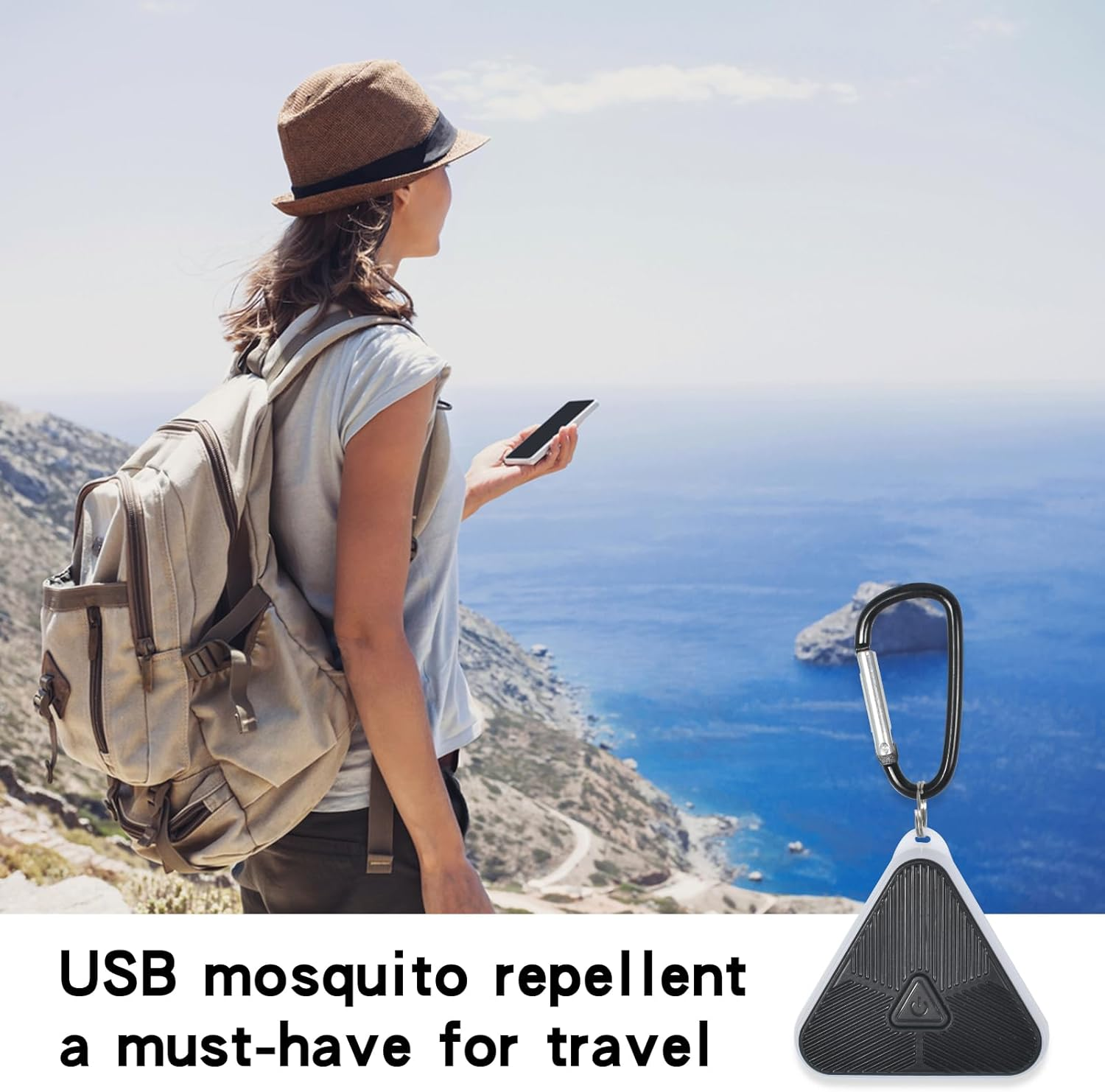 Frau mit Rucksack und Handy blickt aufs Meer. Dreieckiger USB-Abwehrstecker hängt.