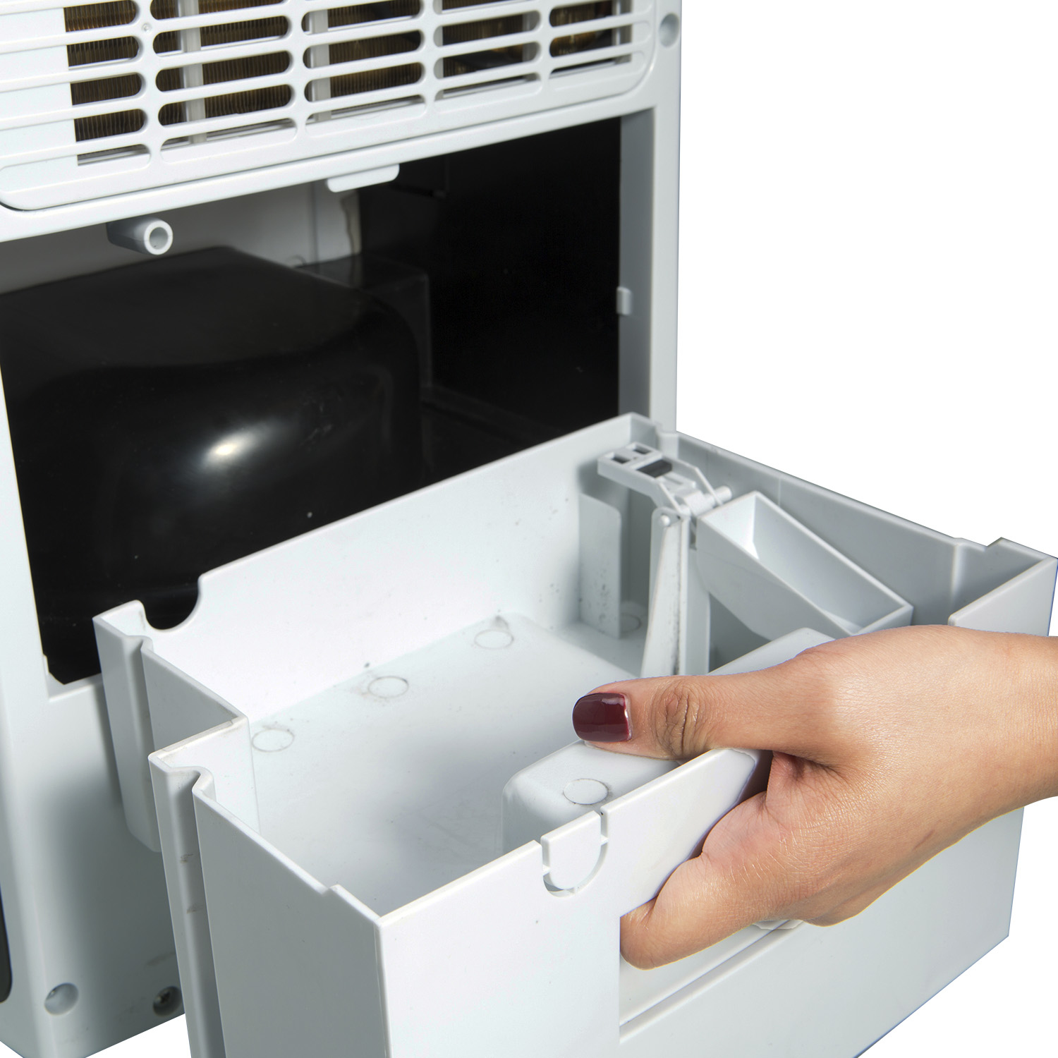 Una mano estrae un serbatoio dell'acqua in plastica bianca da un elettrodomestico bianco.