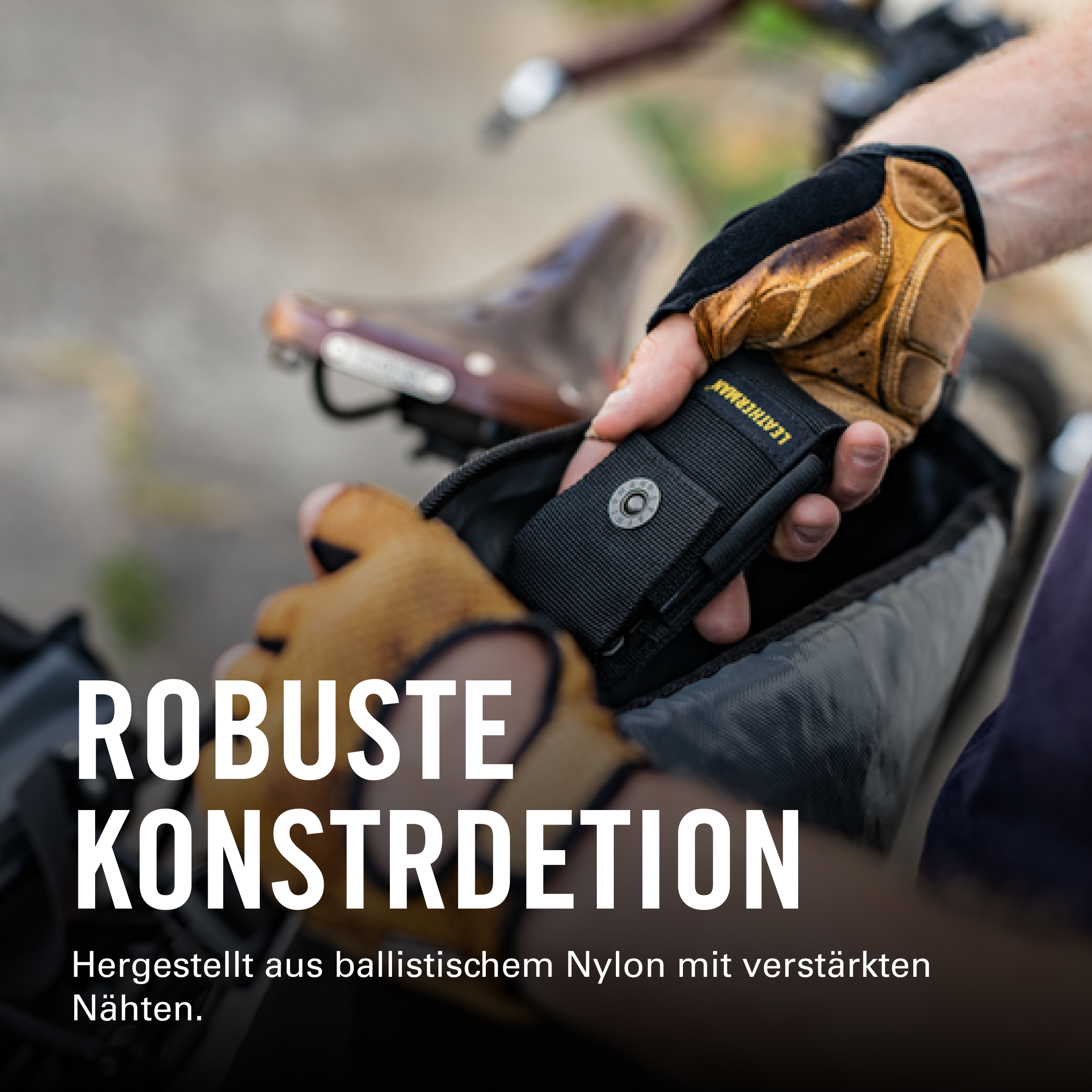 Person mit Handschuhen nimmt ein schwarzes Leatherman Etui aus einer Tasche.