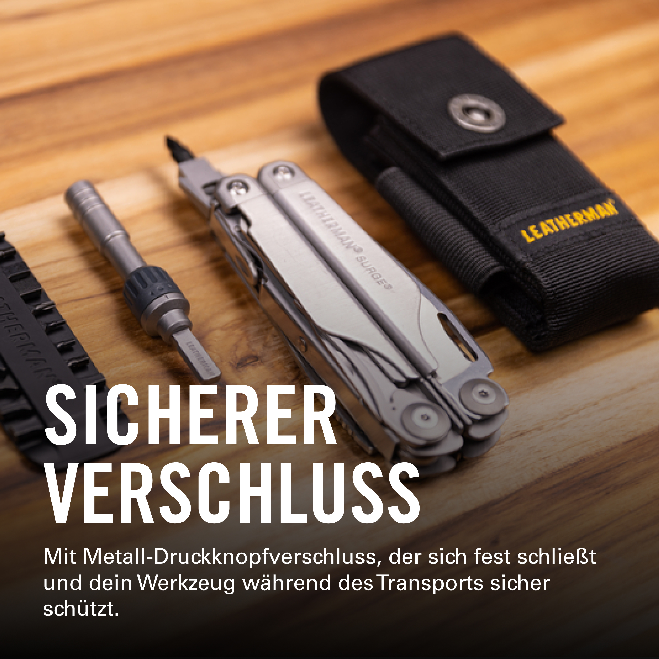 Ein Leatherman Multitool, ein Bit-Treiber und eine schwarze Tasche liegen auf Holz.