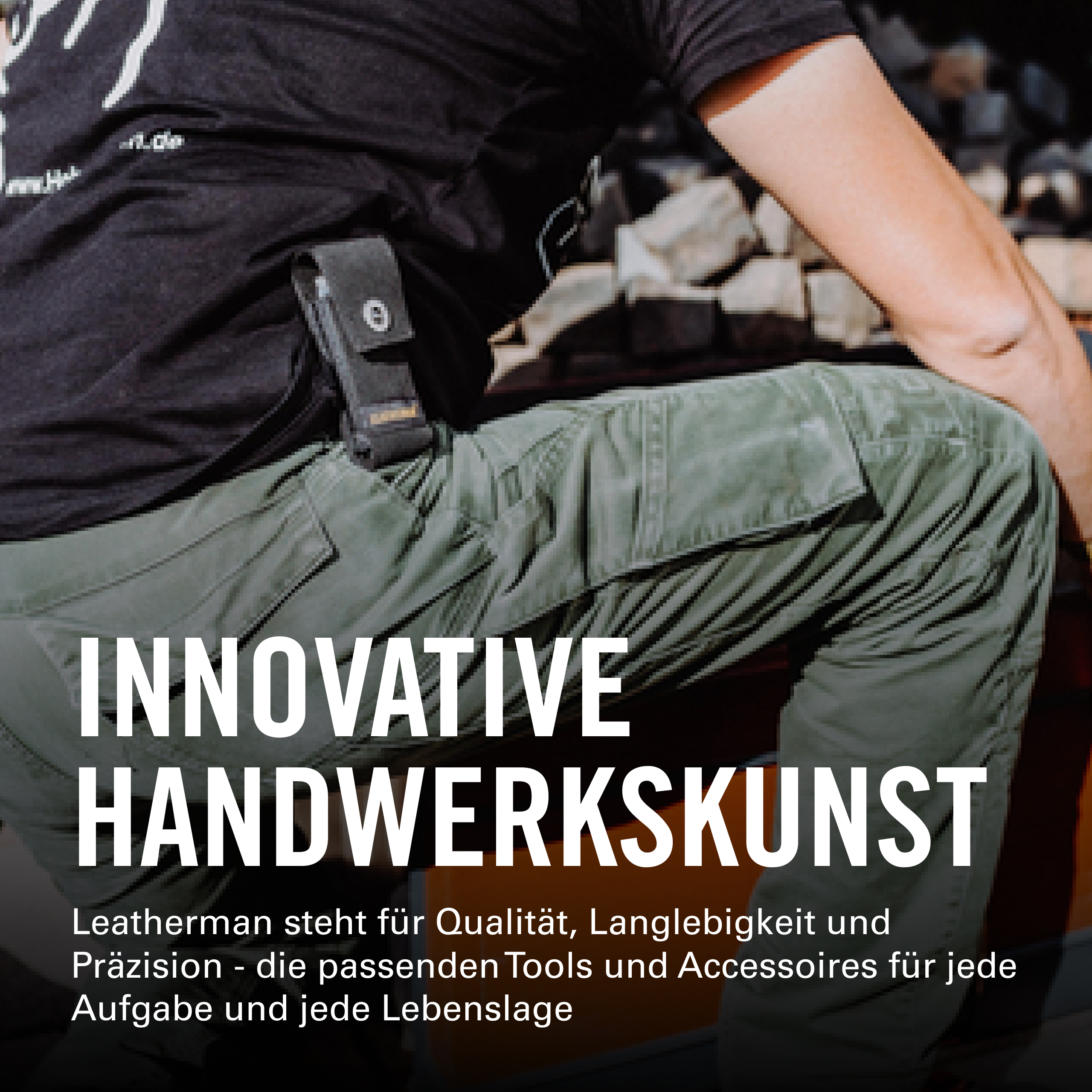 Mann in grüner Hose und schwarzem Shirt mit Text.