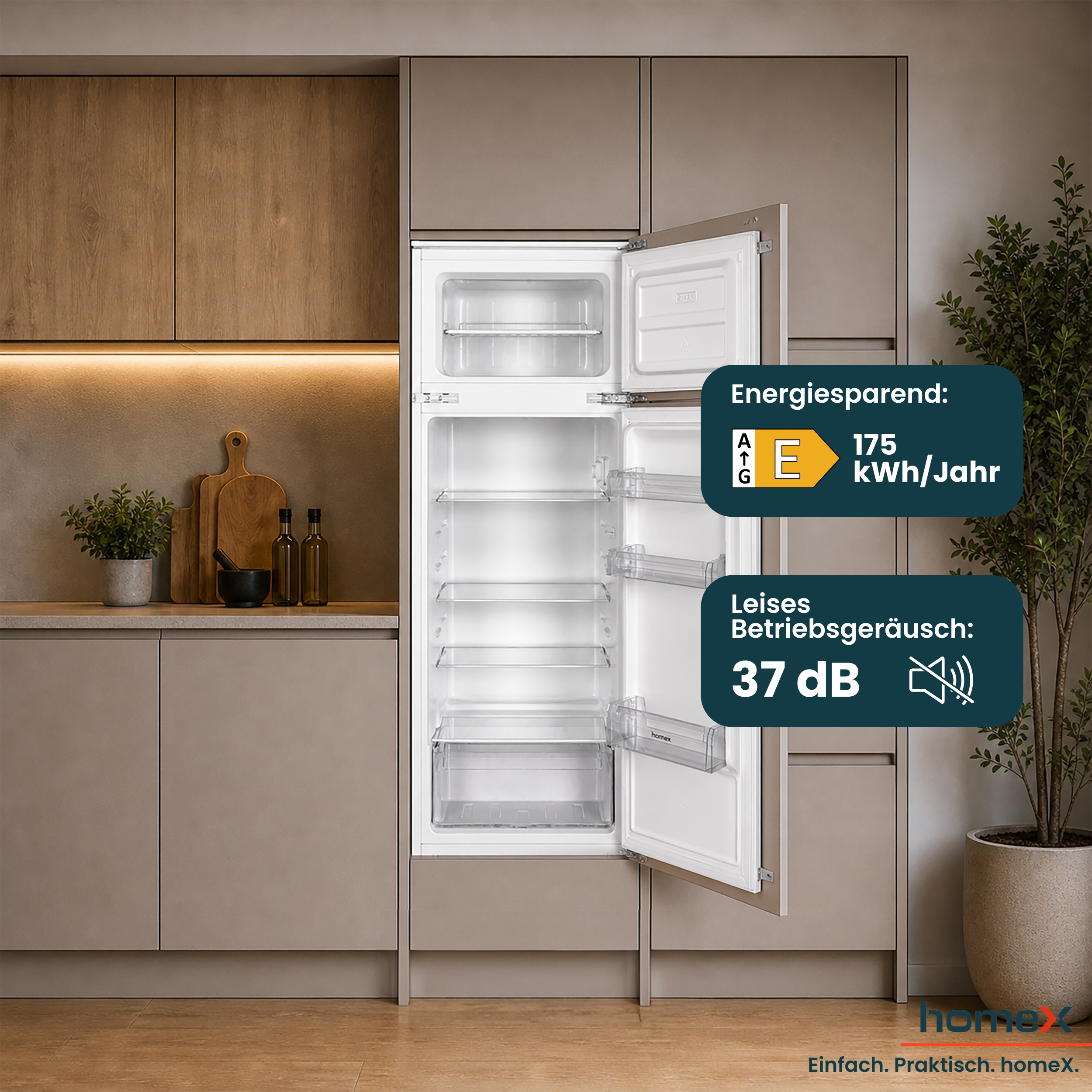 Offener Kühlschrank mit Energieeffizienzlabel E und Geräuschpegel 37 dB.