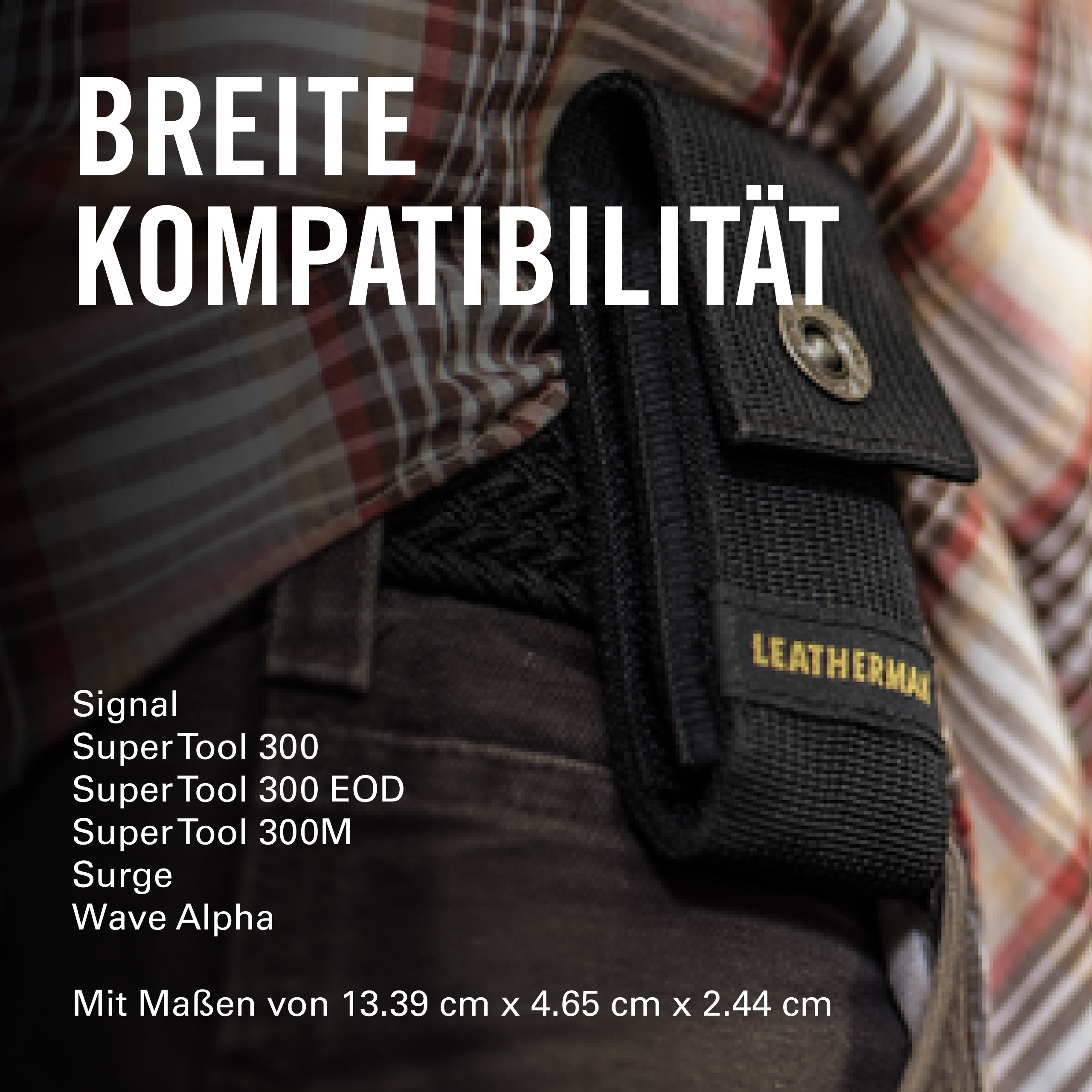 Ein Mann trägt eine schwarze Leatherman-Tasche an seiner Hose mit den Maßen 13.39cm x 4.65cm x 2.44cm.