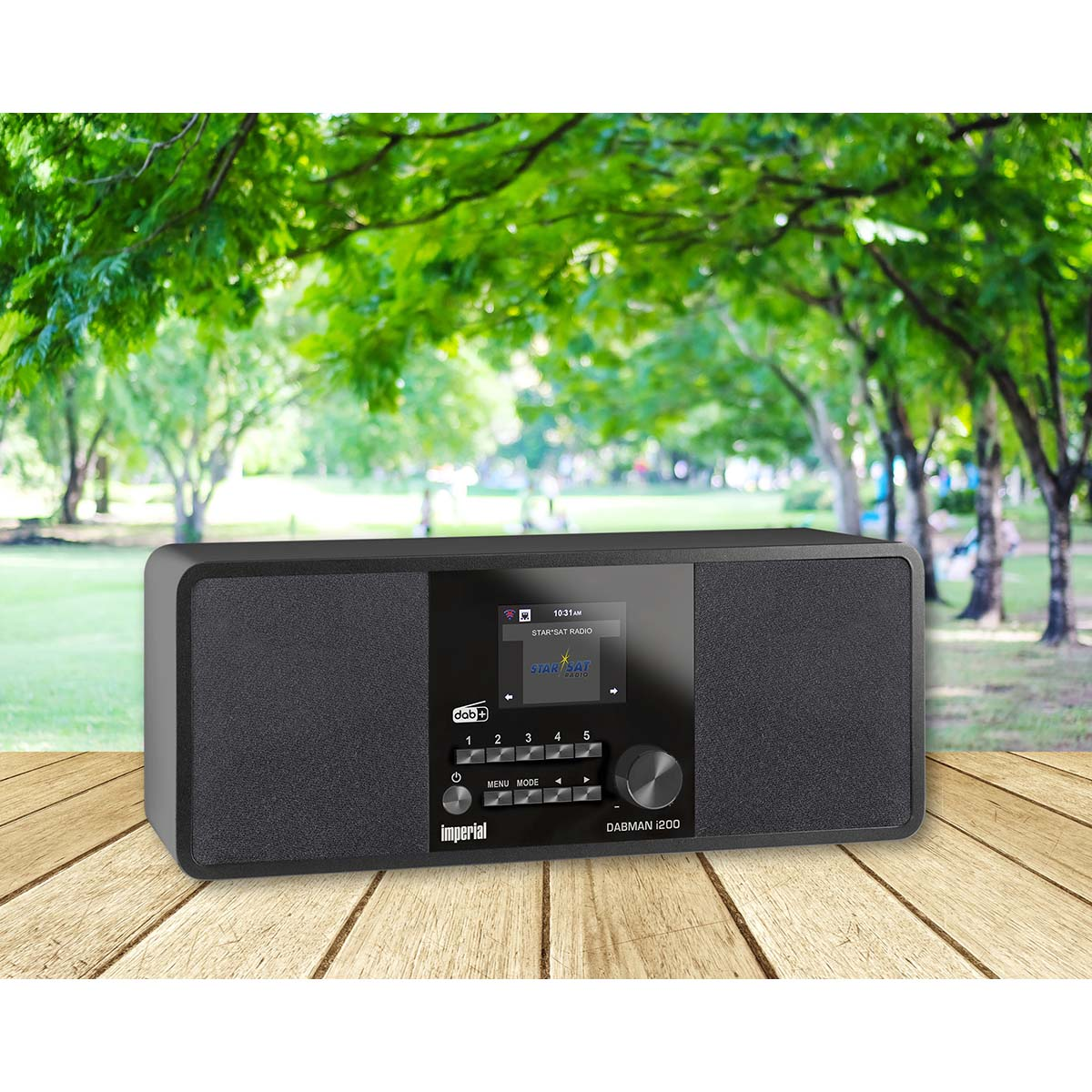 Ein schwarzes DAB+-Radio steht auf einem Holztisch im Freien.