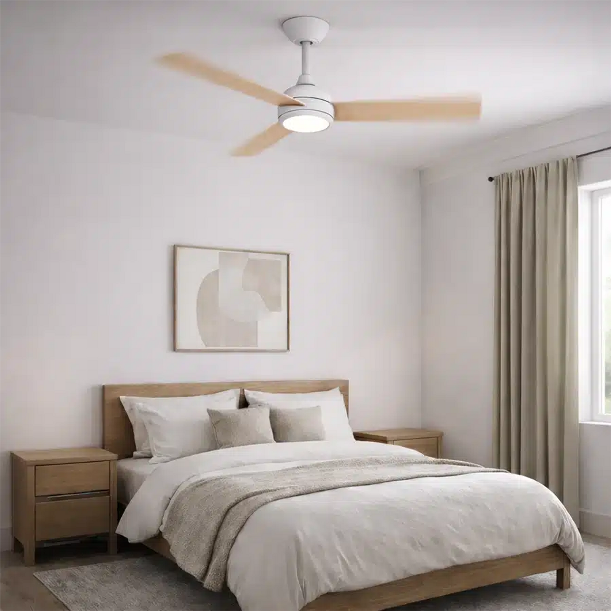 Una camera da letto con letto, comodini, ventilatore a soffitto e tende.