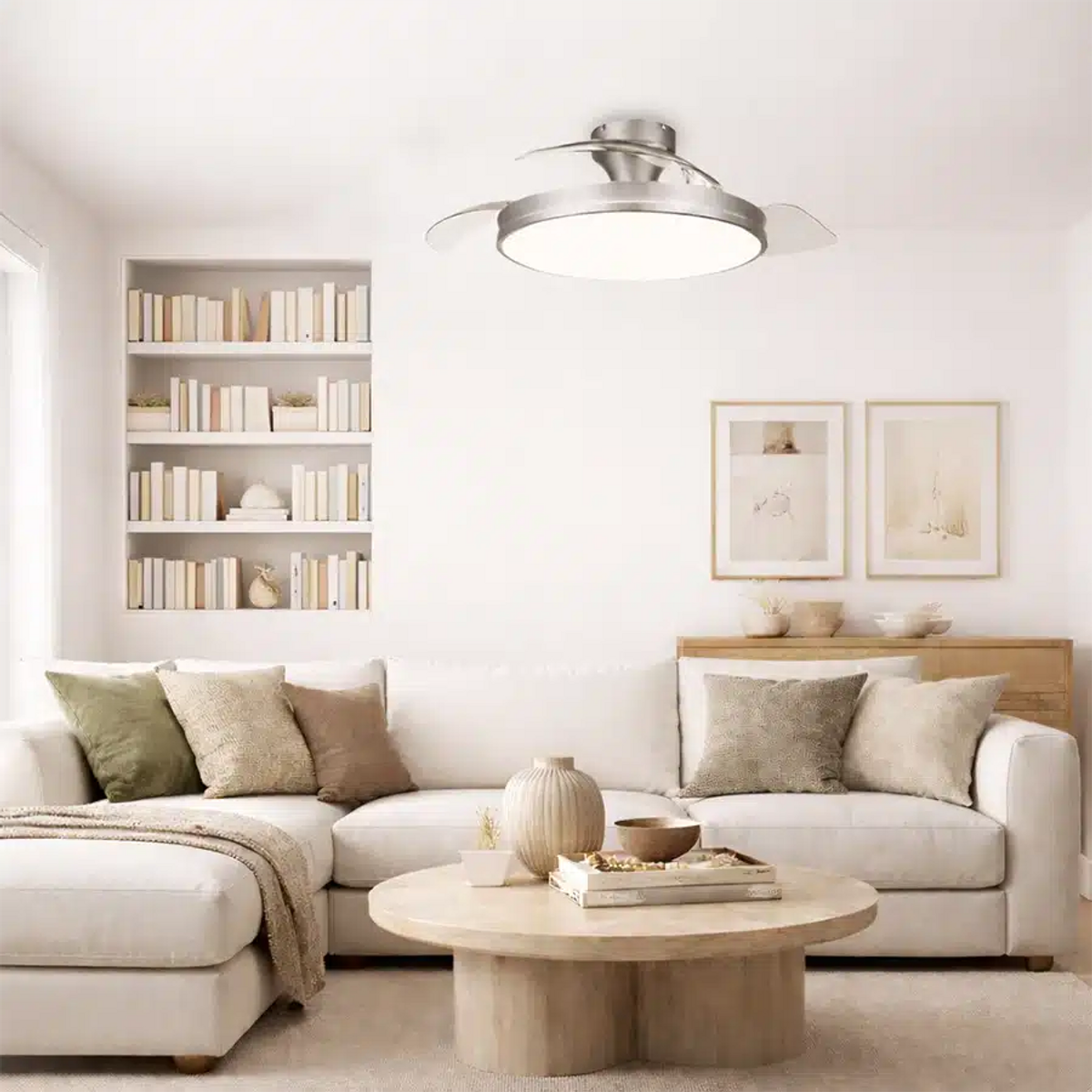 Un soggiorno luminoso con divano angolare bianco, tavolino rotondo in legno e libreria.