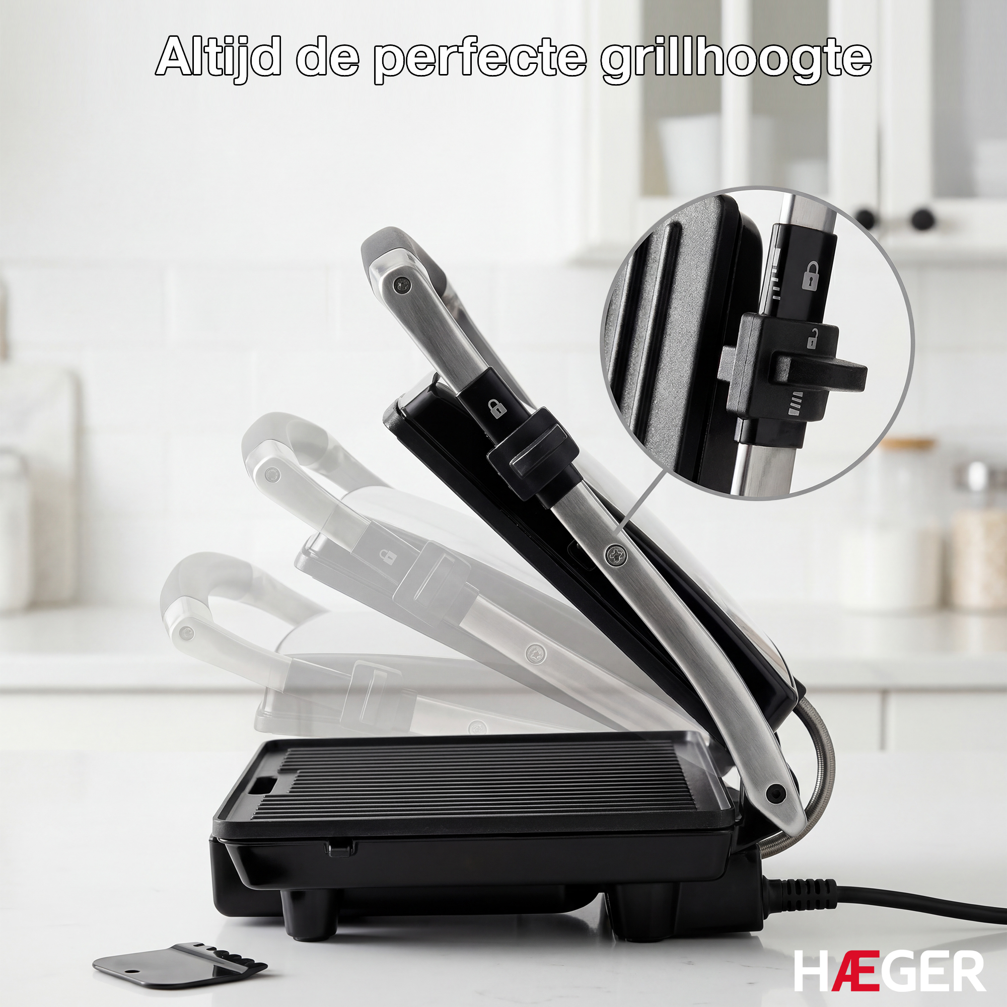 Un grill de contact noir avec poignées argentées, réglable en hauteur.