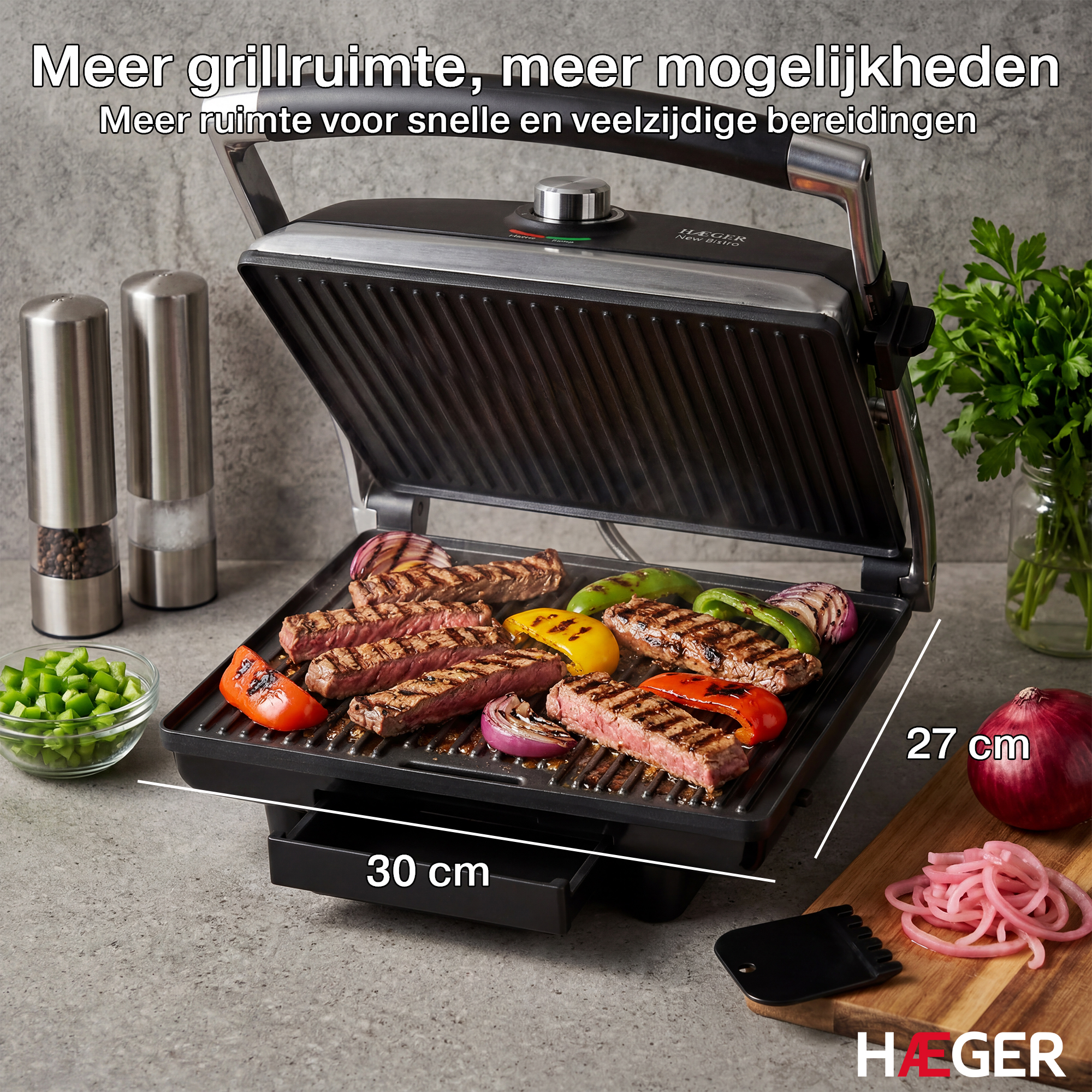 Un grill ouvert avec du steak, des poivrons, des oignons et un bol de poivrons coupés.