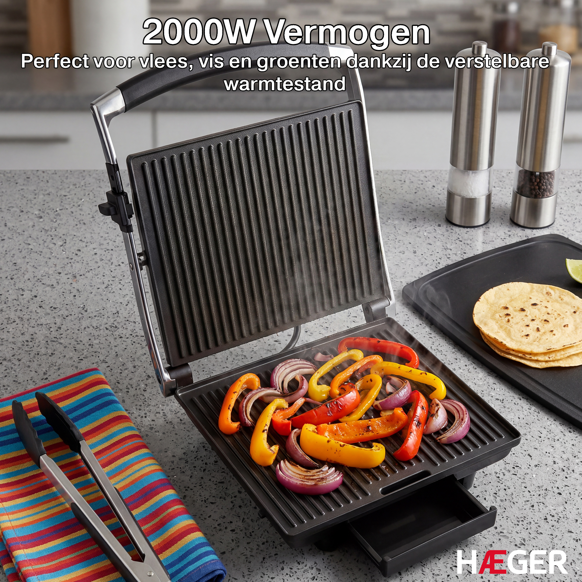 Un grill de contact ouvert avec légumes grillés et tortillas, moulins à épices et pinces.
