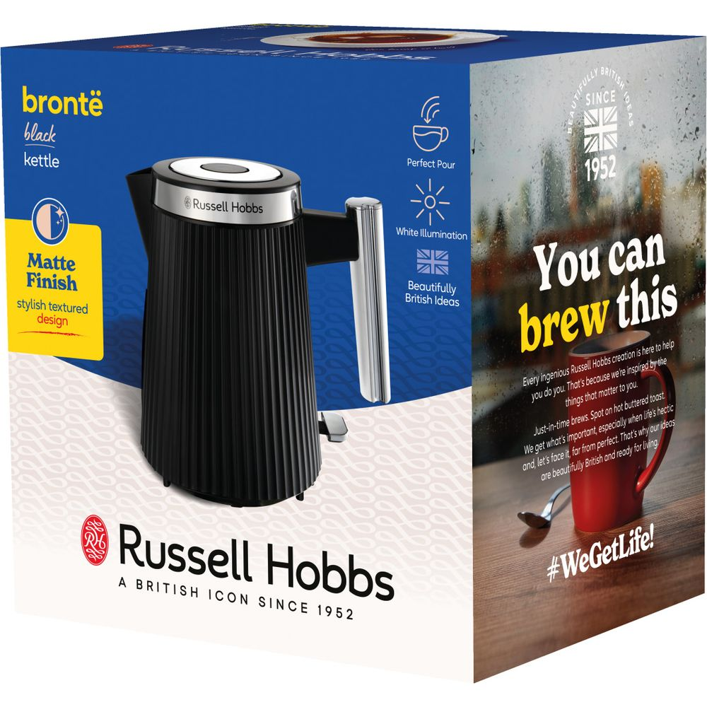 Eine schwarze Russell Hobbs Kanne mit matter Oberfläche und strukturierter Oberfläche steht auf einer Box.