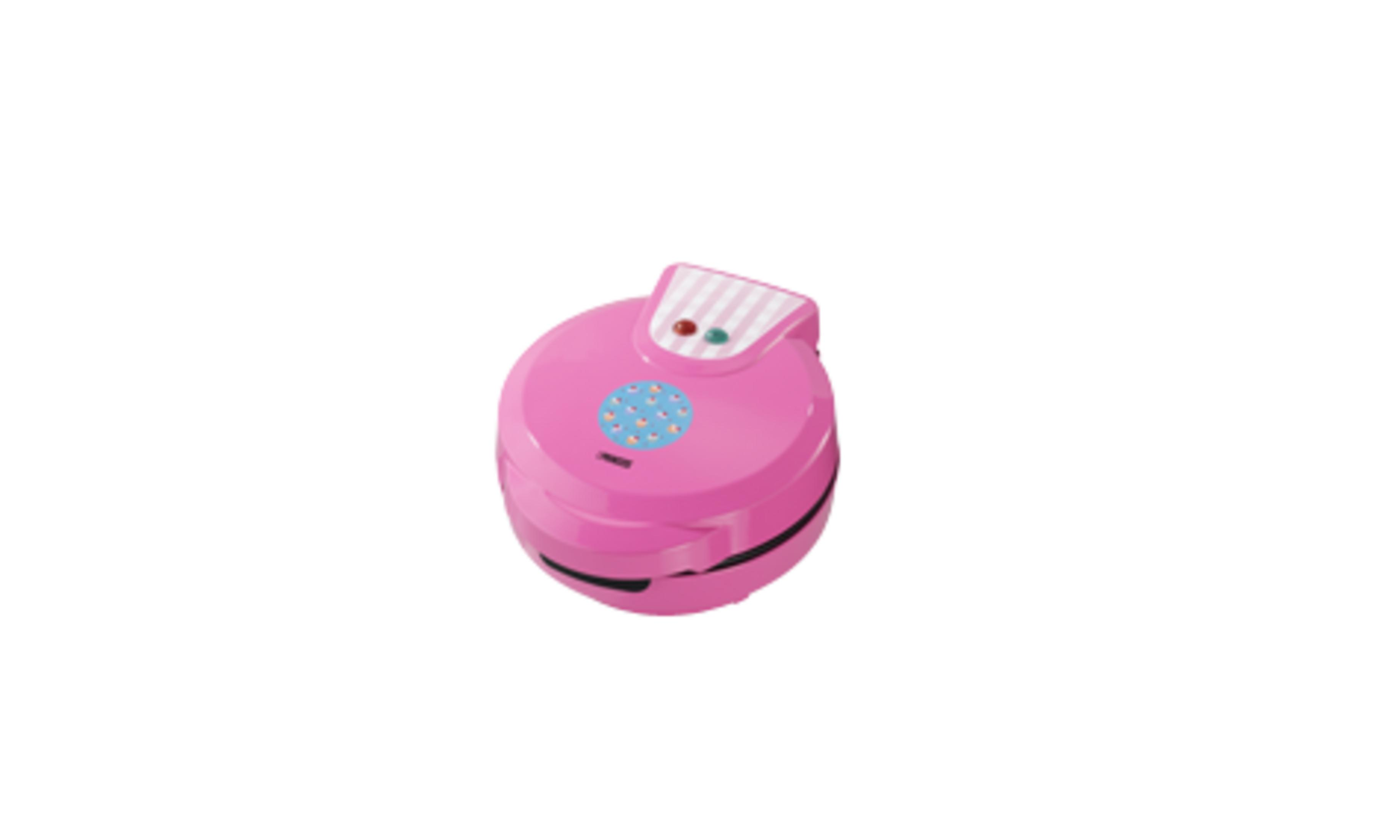 Una piastra per waffle rotonda e rosa chiusa con un motivo circolare blu sopra.