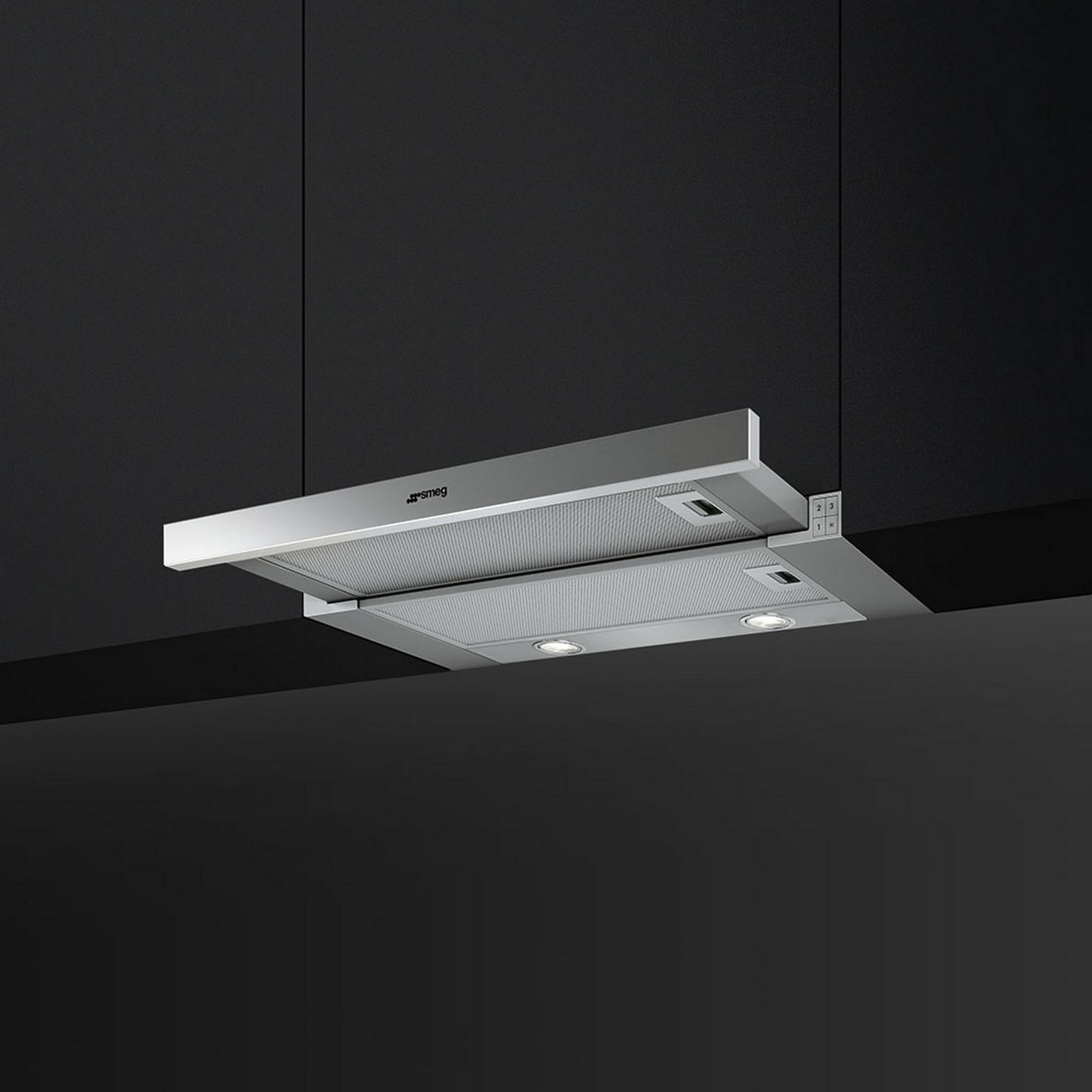 Cappa aspirante in acciaio inox con luci e pannello di controllo.