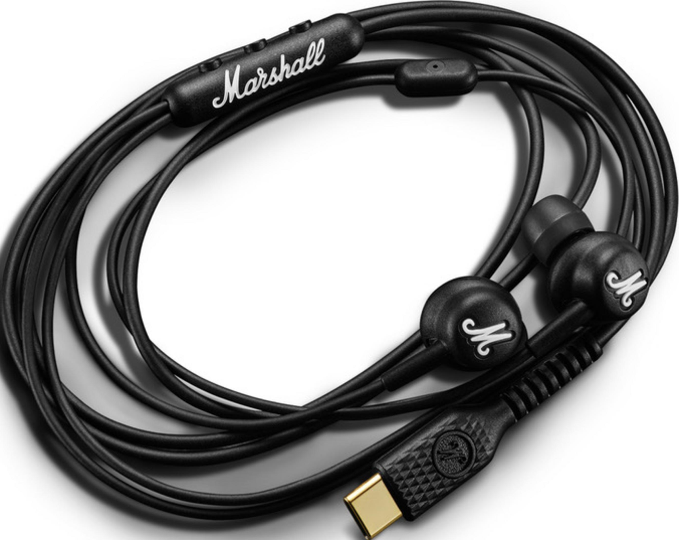 Auricolari neri Marshall con connettore USB-C e telecomando in linea.