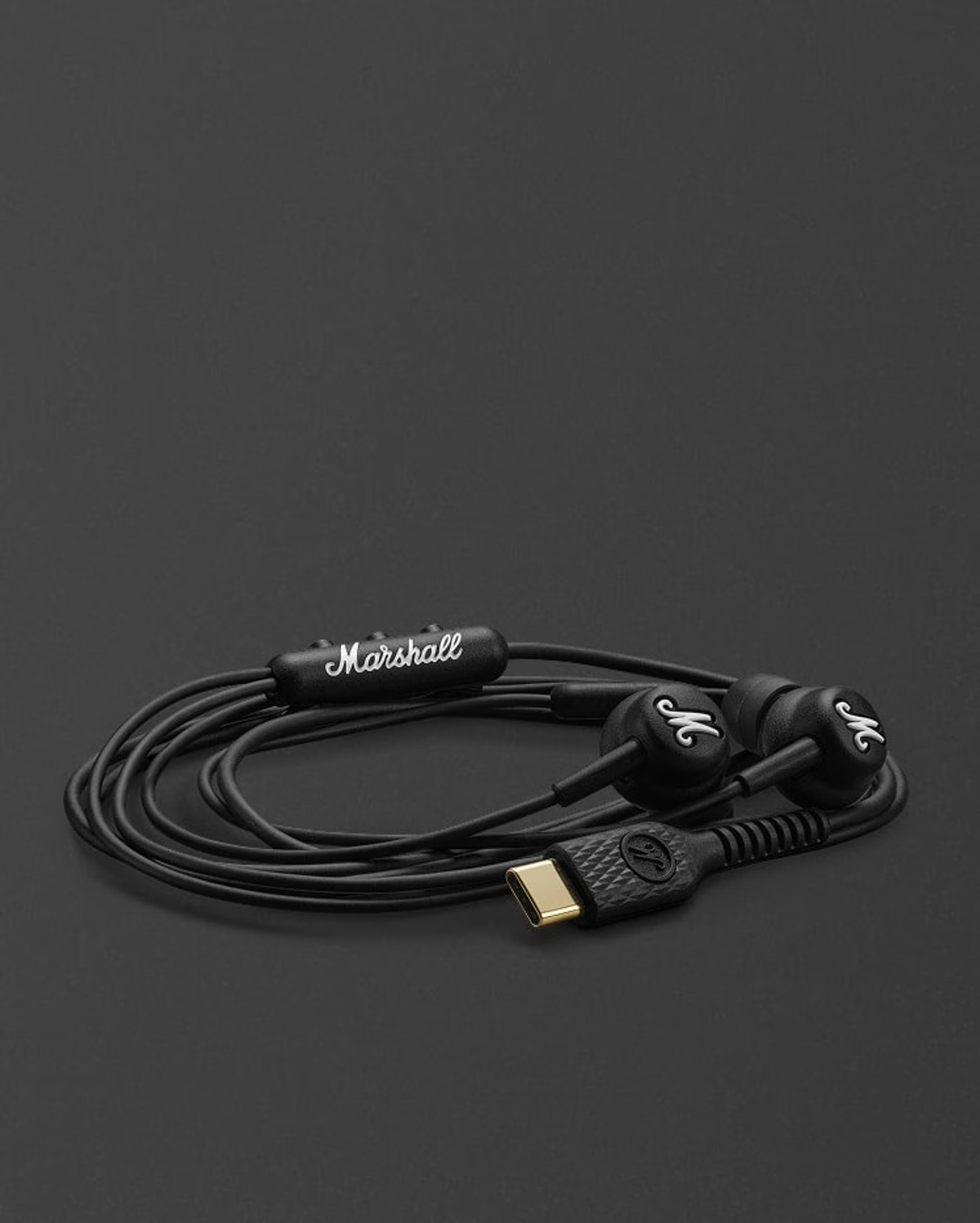 Auricolari neri Marshall con connettore USB-C, su sfondo scuro.
