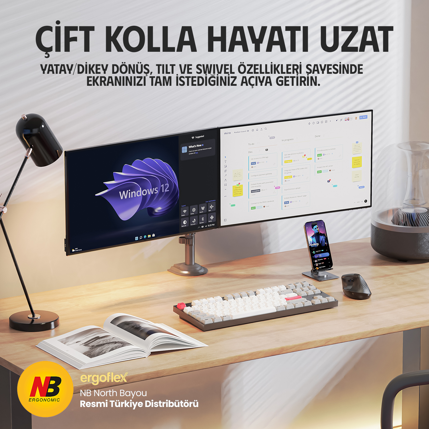 Çift monitörlü, klavyeli, fareli ve açık kitaplı bir masa kurulumu.