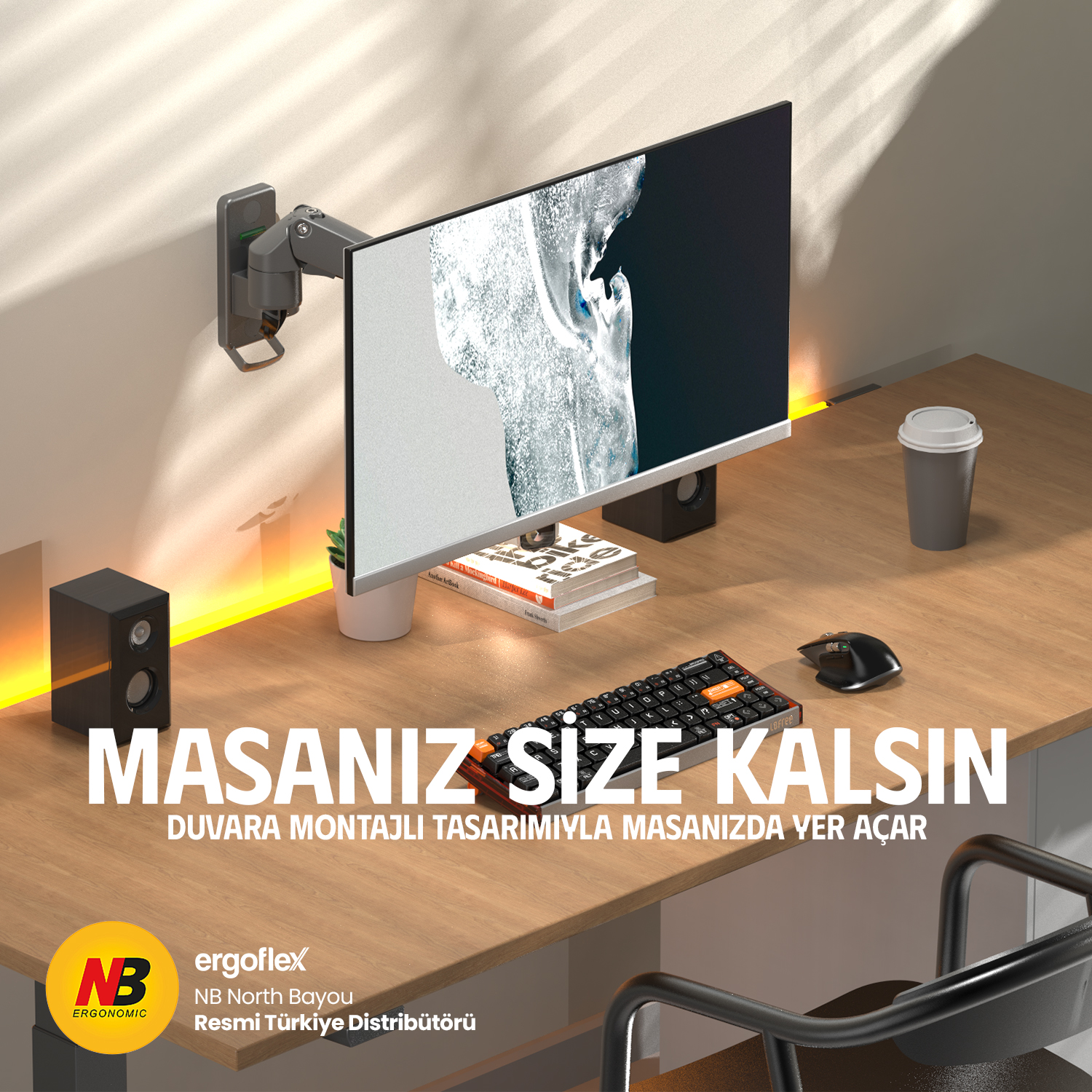 Monitör kollu, klavyeli, fareli ve kahve kupalı bir masa.