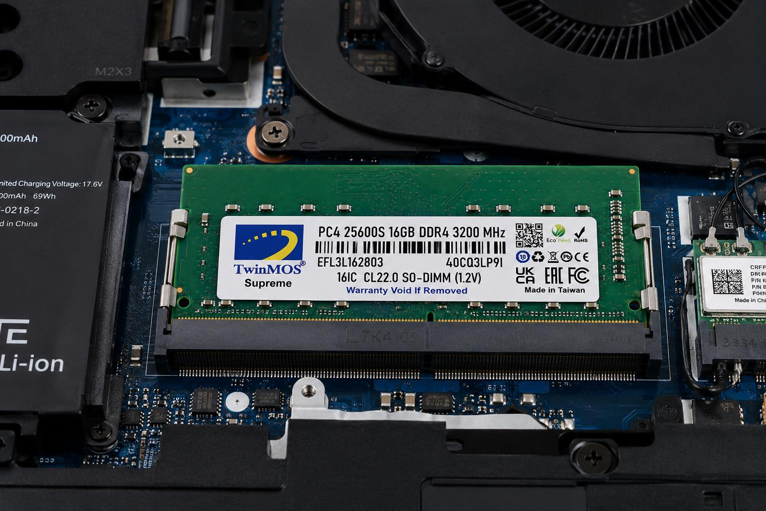 Yeşil 16GB DDR4 3200MHz RAM modülü bir dizüstü bilgisayar anakartına takılıdır.