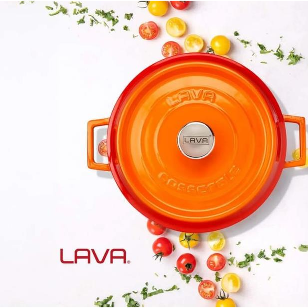 LAVA logolu ve kapaklı turuncu bir tencere, domates ve otlarla çevrili.