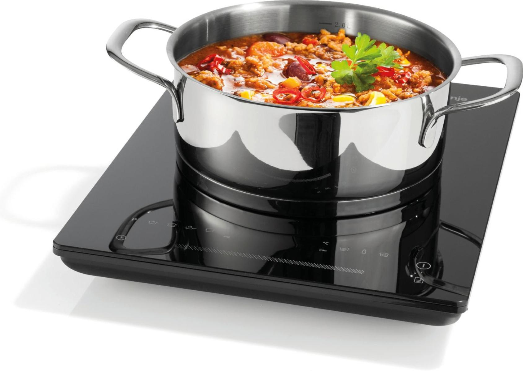 Garnek chili na płycie indukcyjnej.