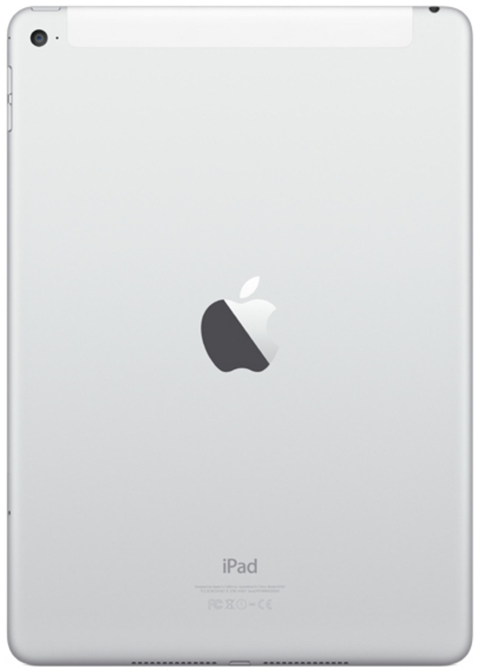 Parte trasera de un iPad plateado con logotipo de Apple y cámara.