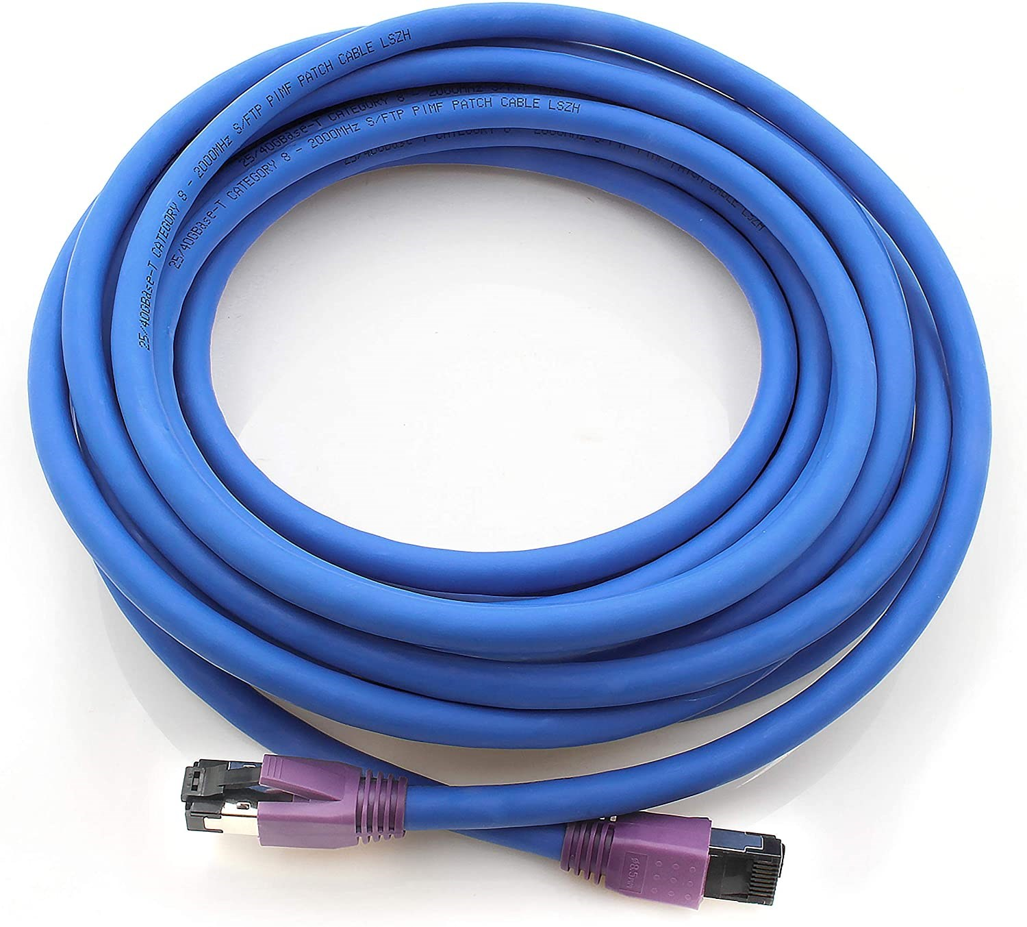 Mor RJ45 konektörlü, sarılmış mavi Kategori 8 Ethernet kablosu.