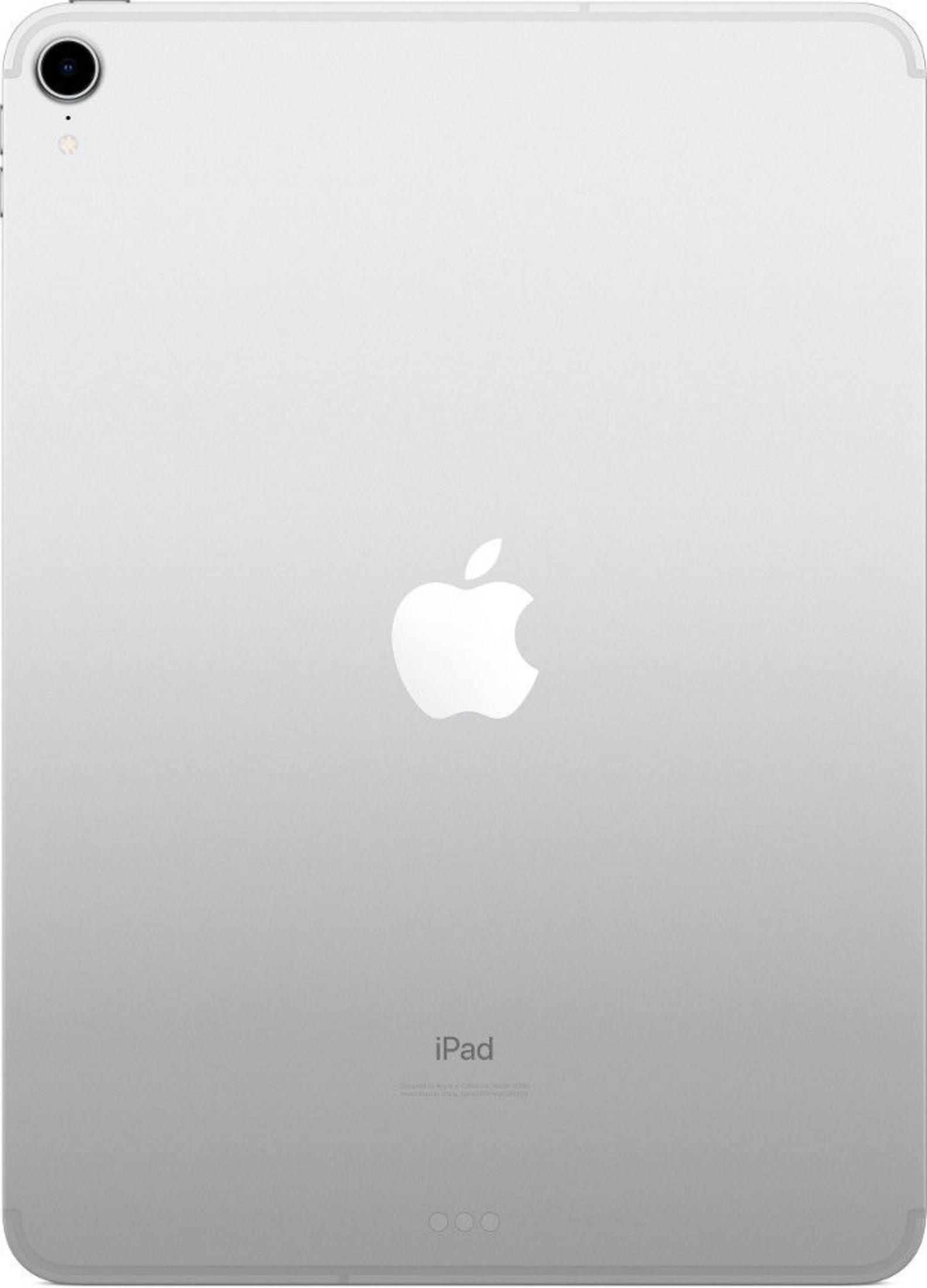 Un iPad plateado con el logo de Apple en el centro y 