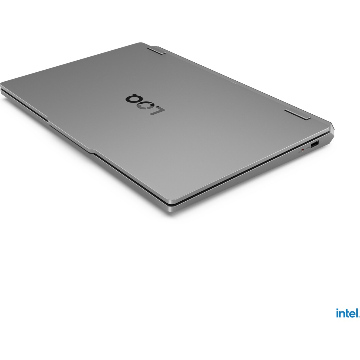 Kapalı gümüş laptop, kapak üzerinde "LOQ" logosu, yakın çekim.