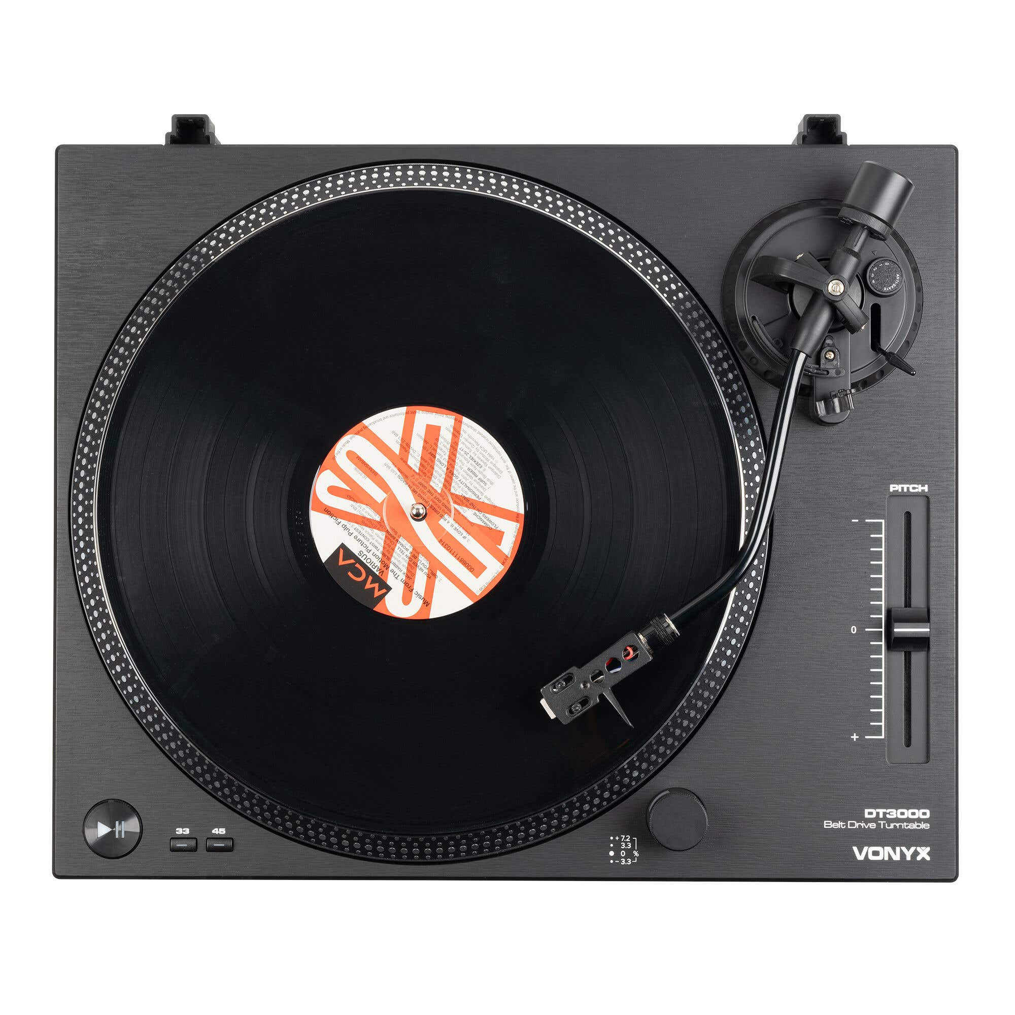 Un tocadiscos negro con un disco y brazo de tono.