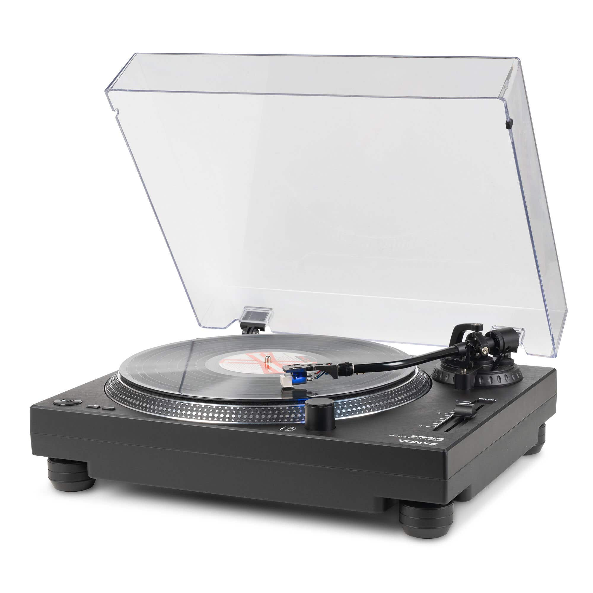 Tocadiscos negro con cubierta transparente, disco de vinilo y brazo de lectura.