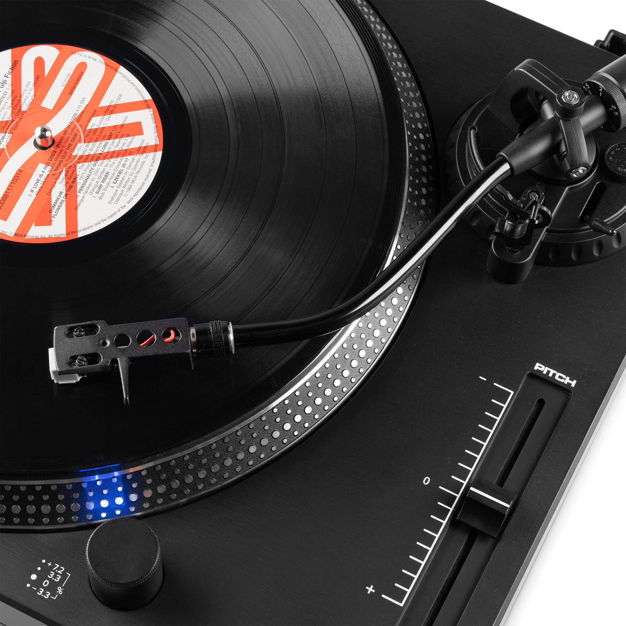 Un tocadiscos negro con una etiqueta de disco de "Pulp Fiction".