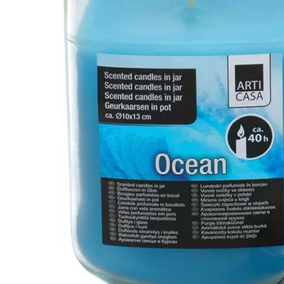 Un barattolo di candela profumata blu "Ocean" con 40 ore di durata.