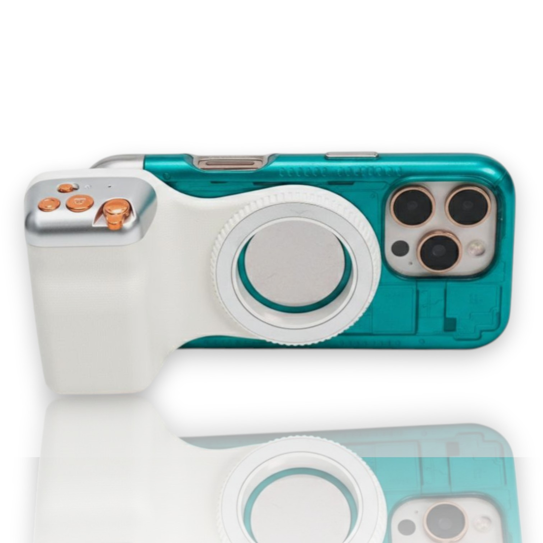 Una funda de iPhone color verde azulado con tres cámaras y un agarre blanco con botones.