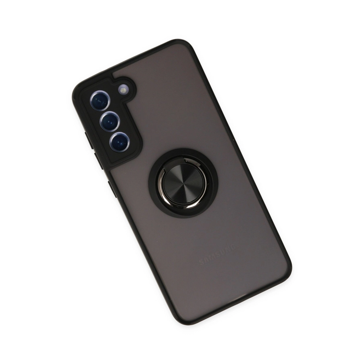 Beyaz arka plan üzerinde halka tutuculu ve üç kamera lensli koyu gri telefon kılıfı.