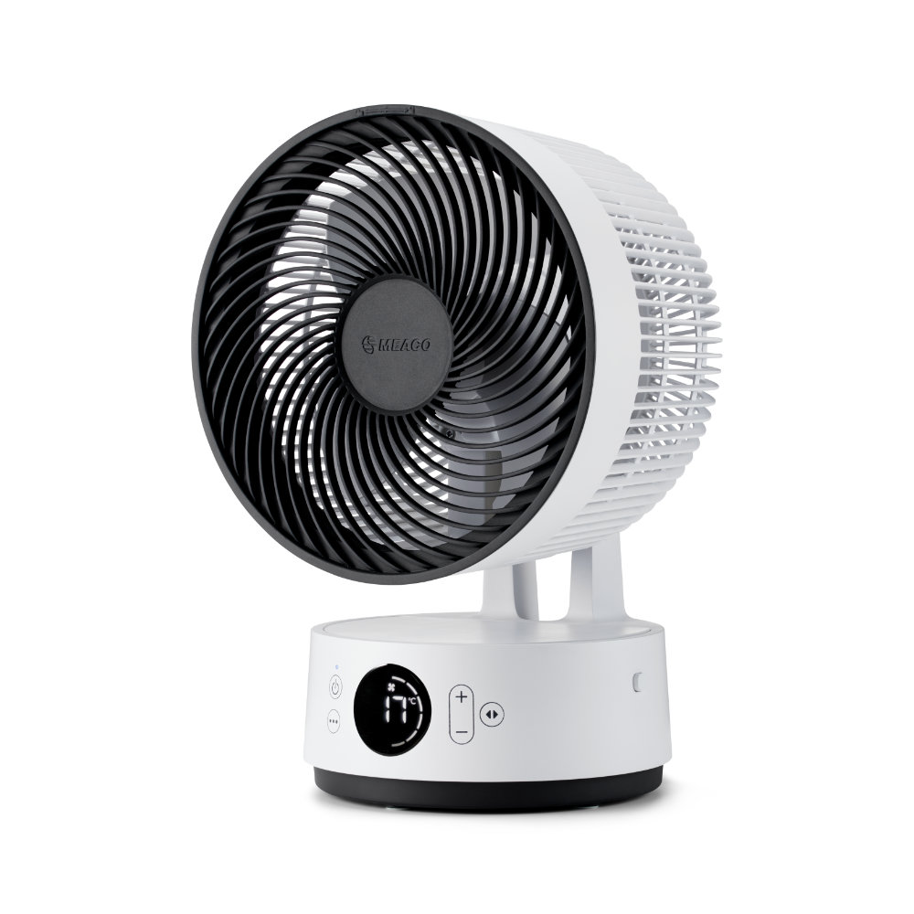 Ein weißer Ventilator mit schwarzem Gitter und digitaler Anzeige auf dem Sockel.