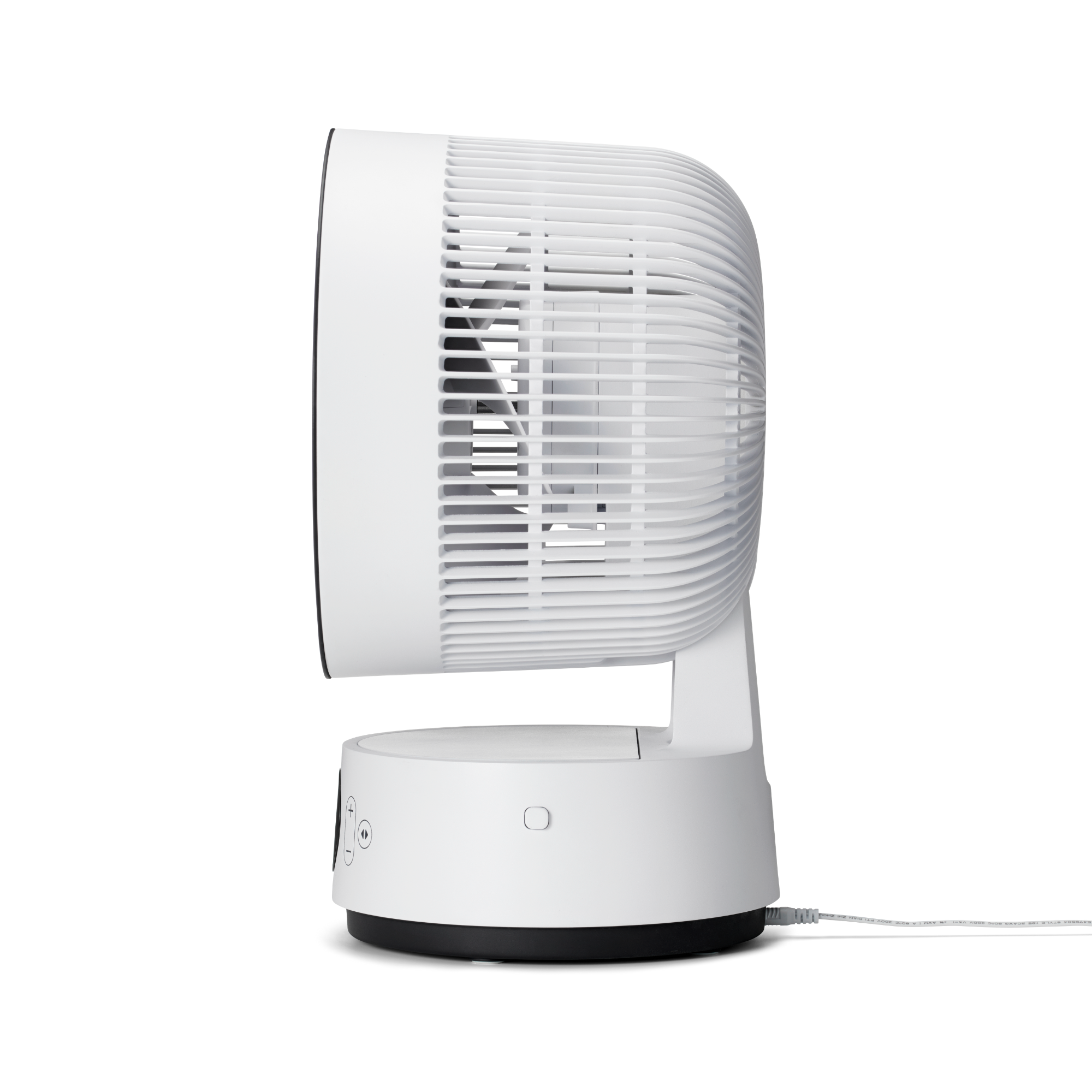 Ein weißer Tischventilator mit Netzstecker auf weißem Hintergrund.