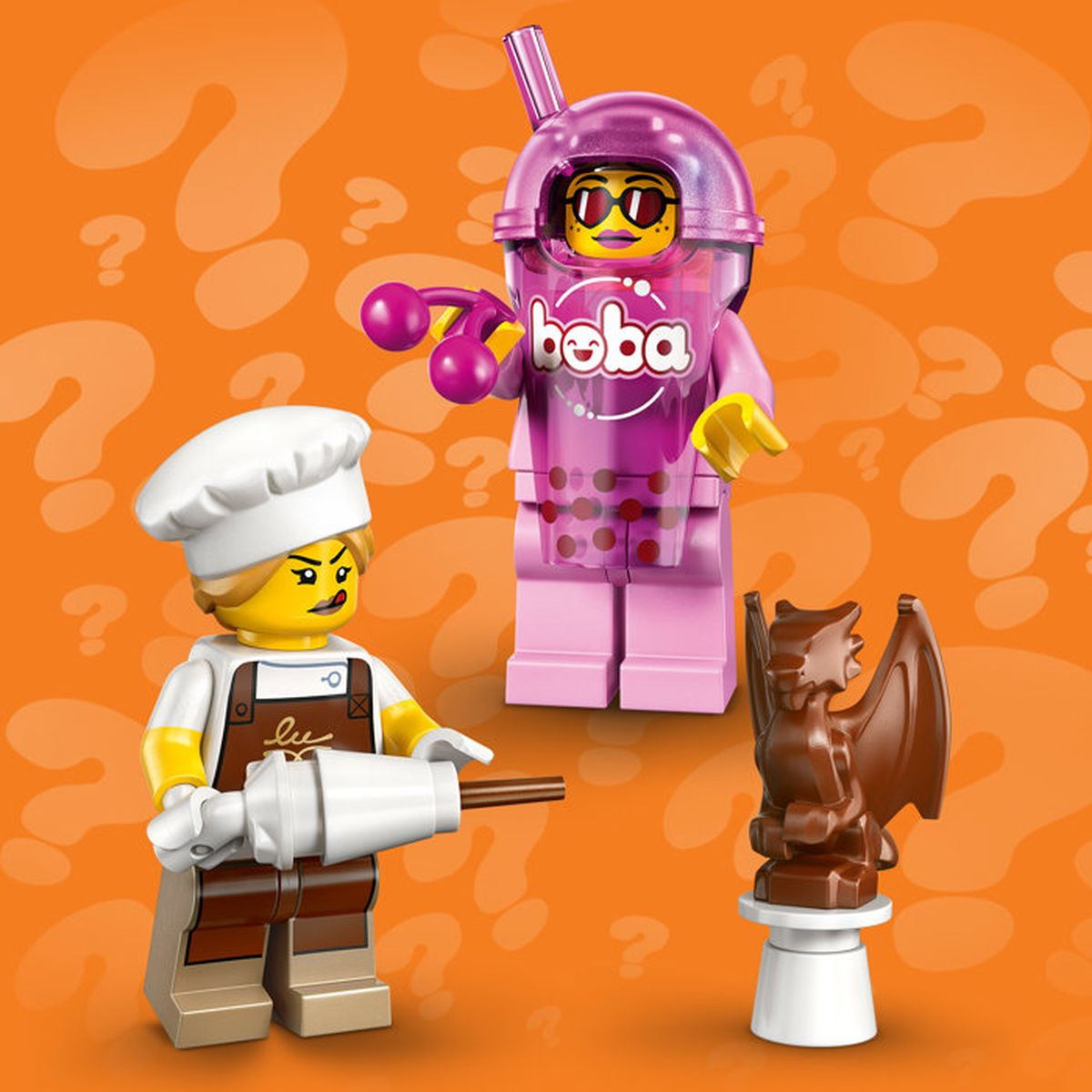 Figure Lego: Chef con sac à poche, bibita boba e gargoyle su sfondo arancione con punti interrogativi.