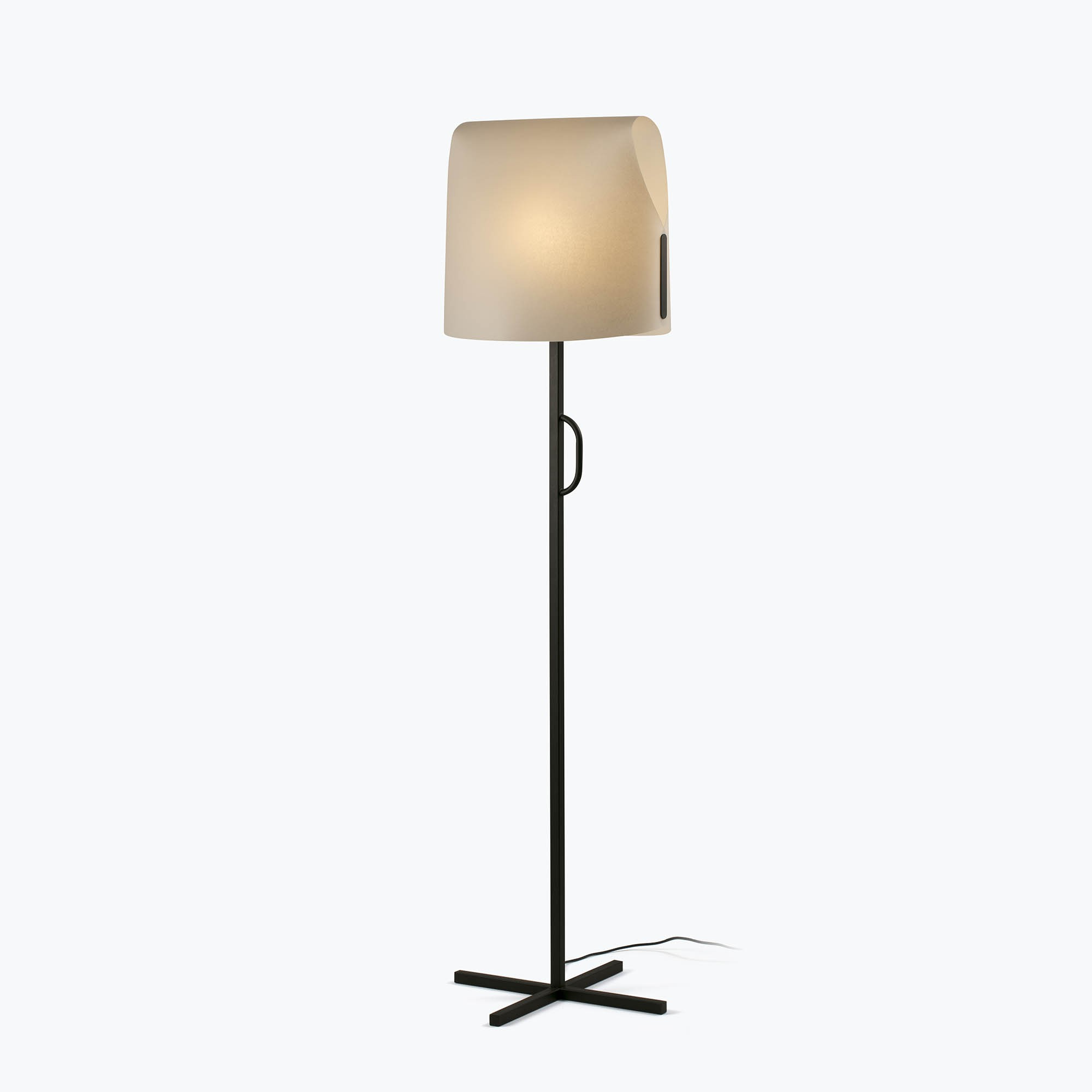 Lampada da terra alta e moderna con paralume color crema e base in metallo nero.