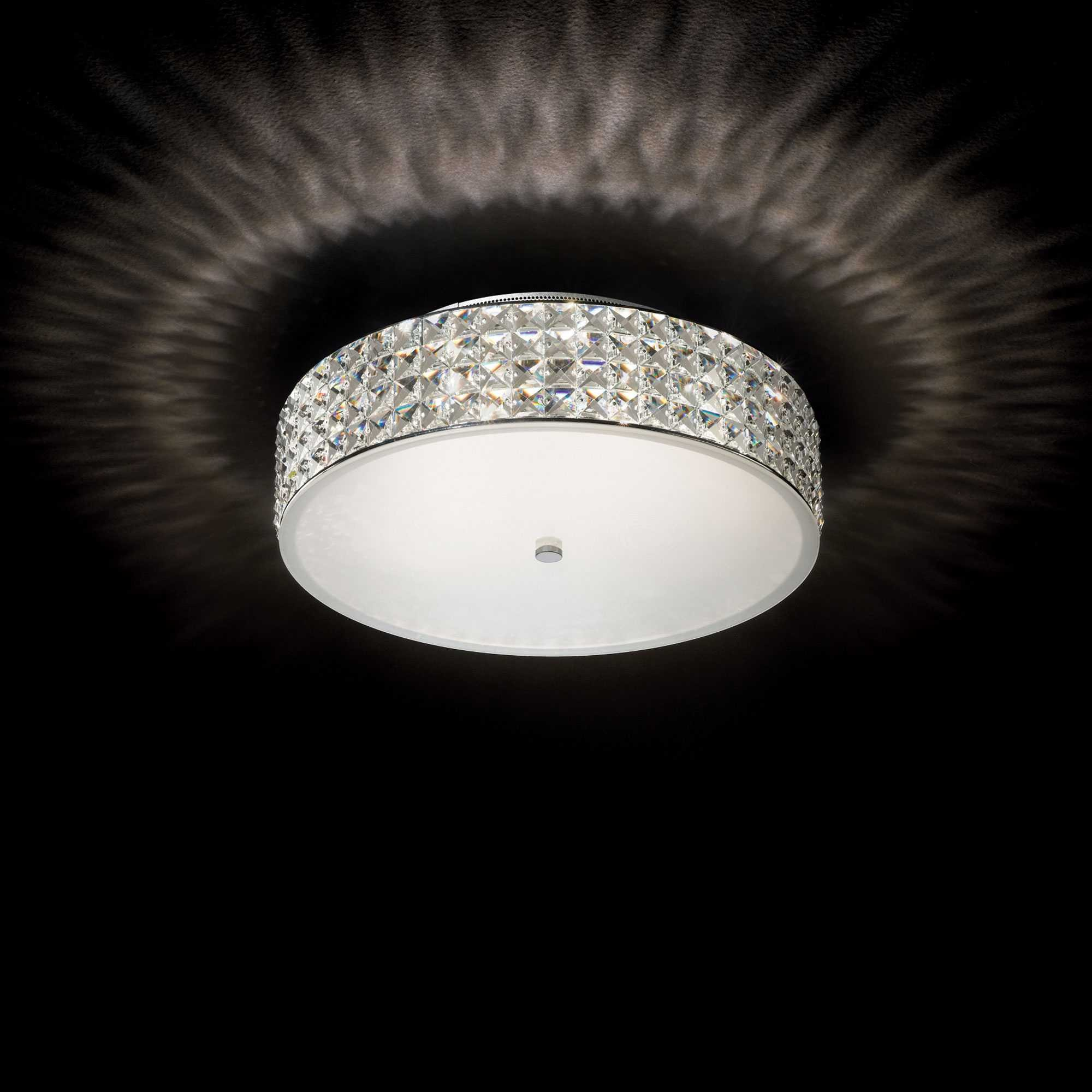 Lampada da soffitto rotonda con bordo in cristallo e motivi luminosi.