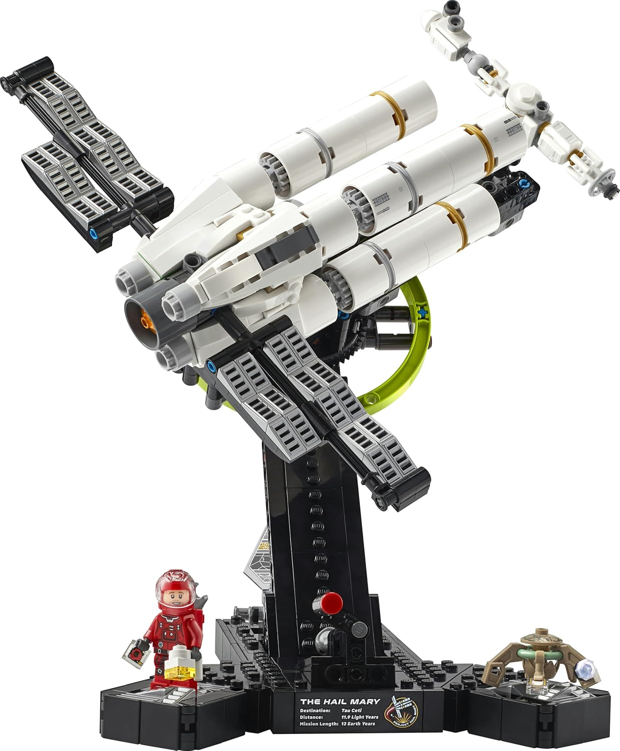 Un'astronave Lego su un supporto con figure e testo.