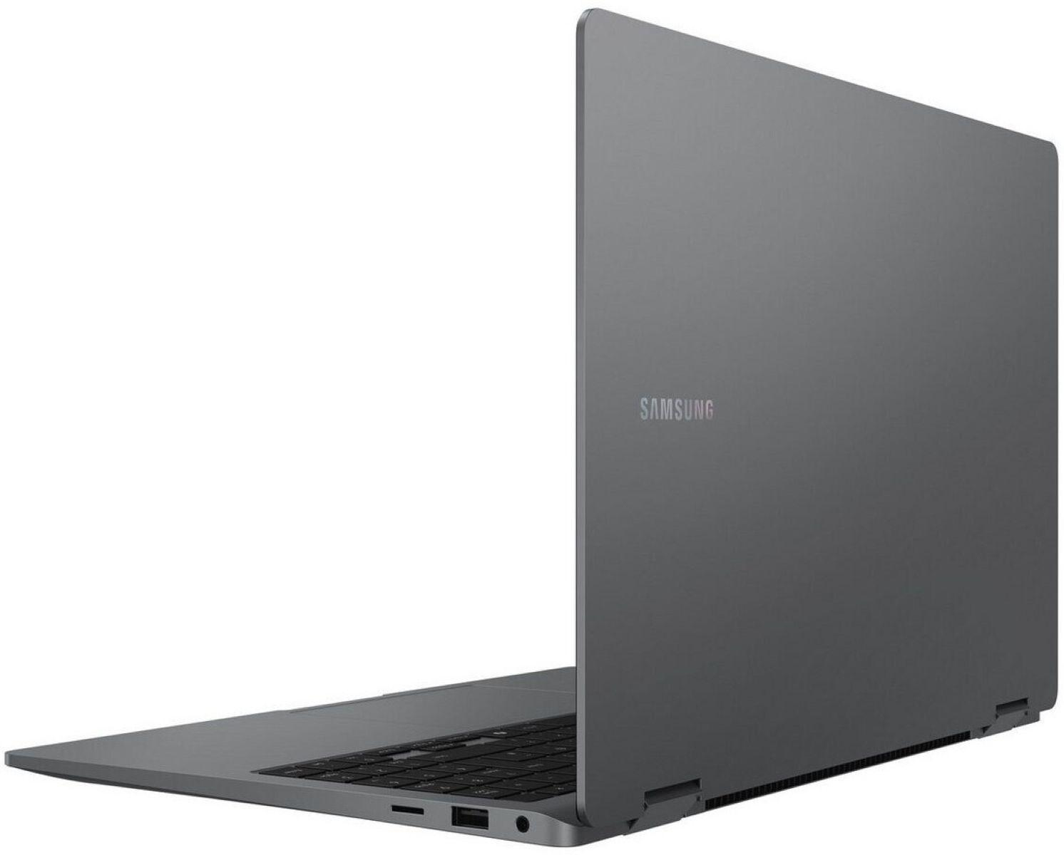 Zamknięty, szary laptop Samsung stoi na białej powierzchni.