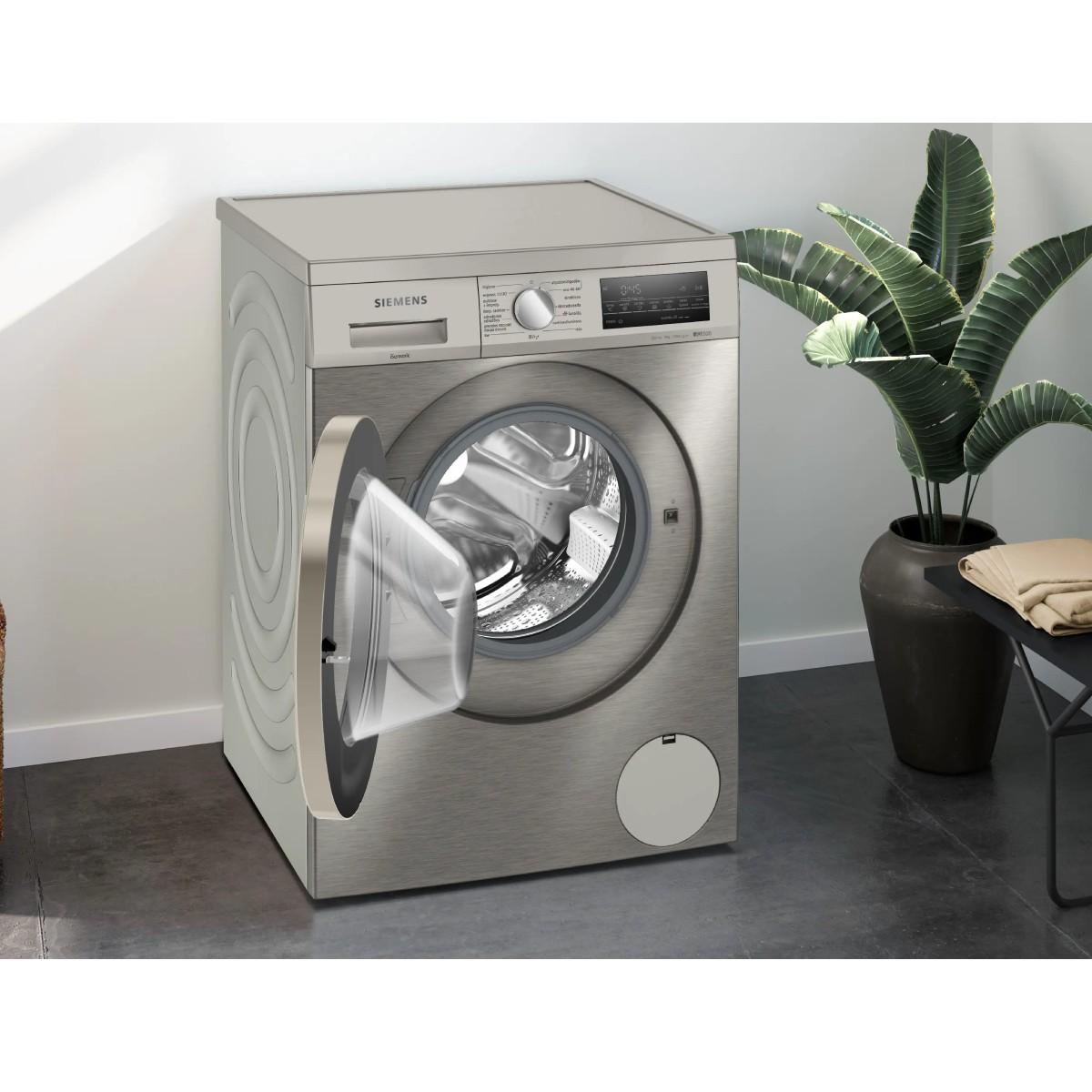 Eine silberne Siemens-Waschmaschine mit offener Tür steht auf einem dunklen Boden.