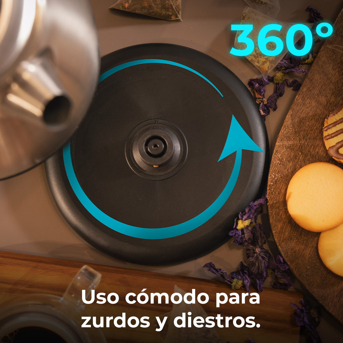 Ein Wasserkocherboden mit 360°-Drehung, Keksen und Teezutaten.