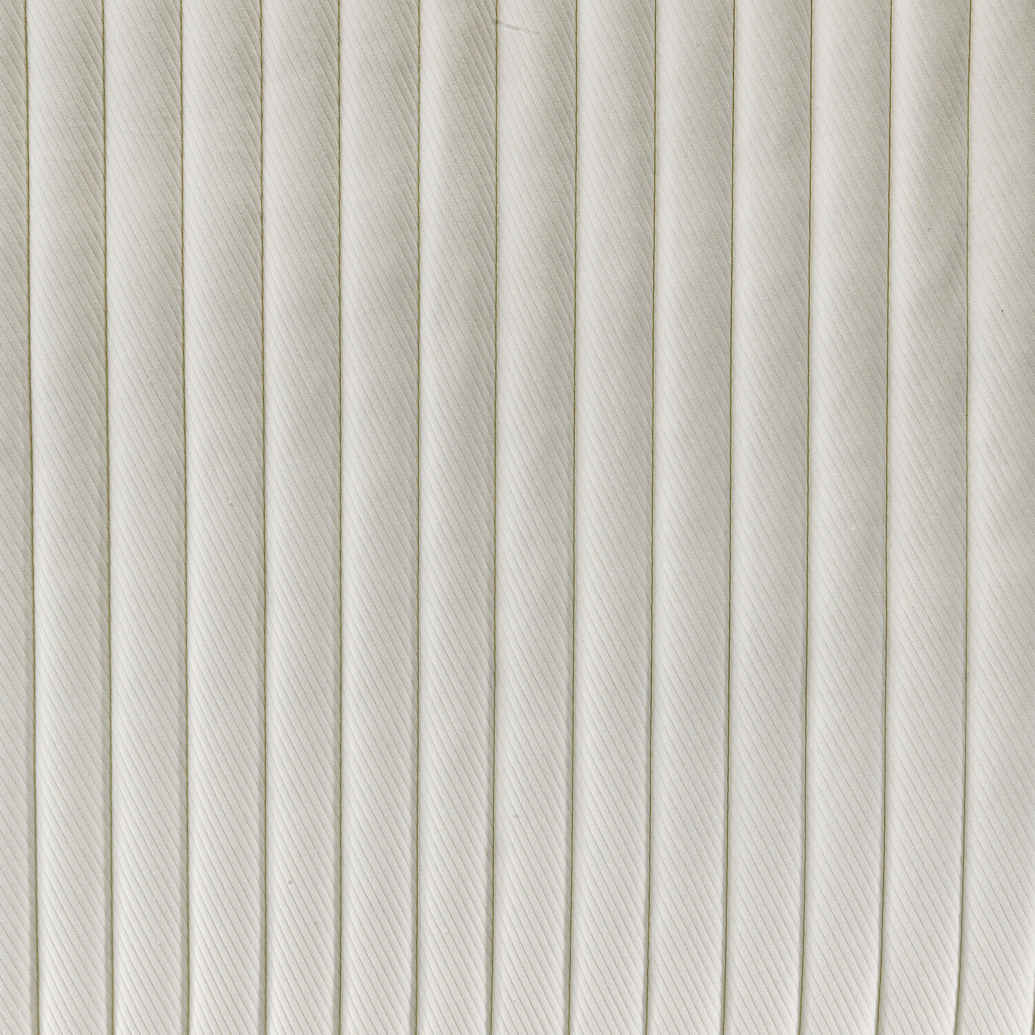 Fondo de tela blanca con pliegues verticales y costuras finas.