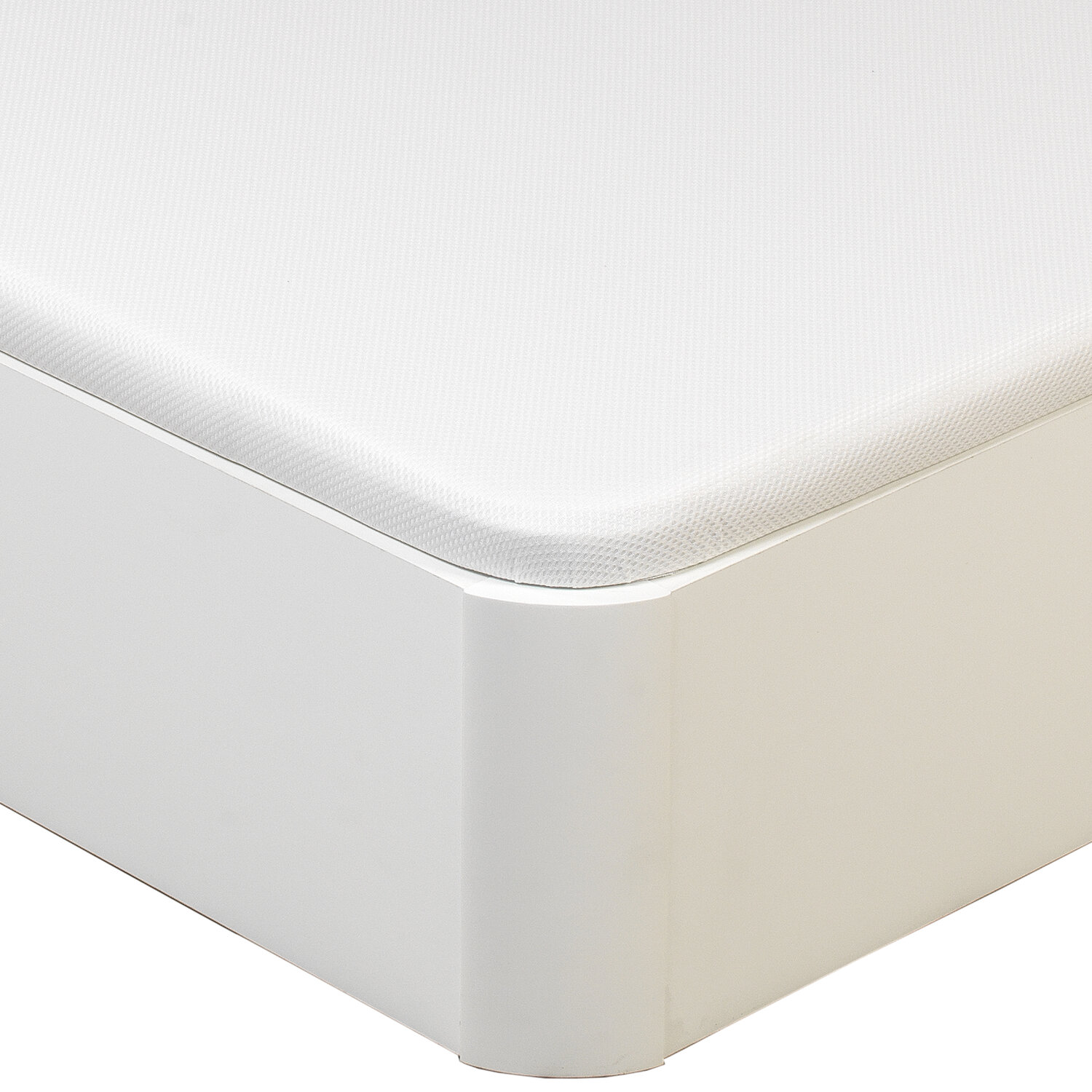 Primer plano de un colchón blanco sobre una base blanca. Diseño limpio.