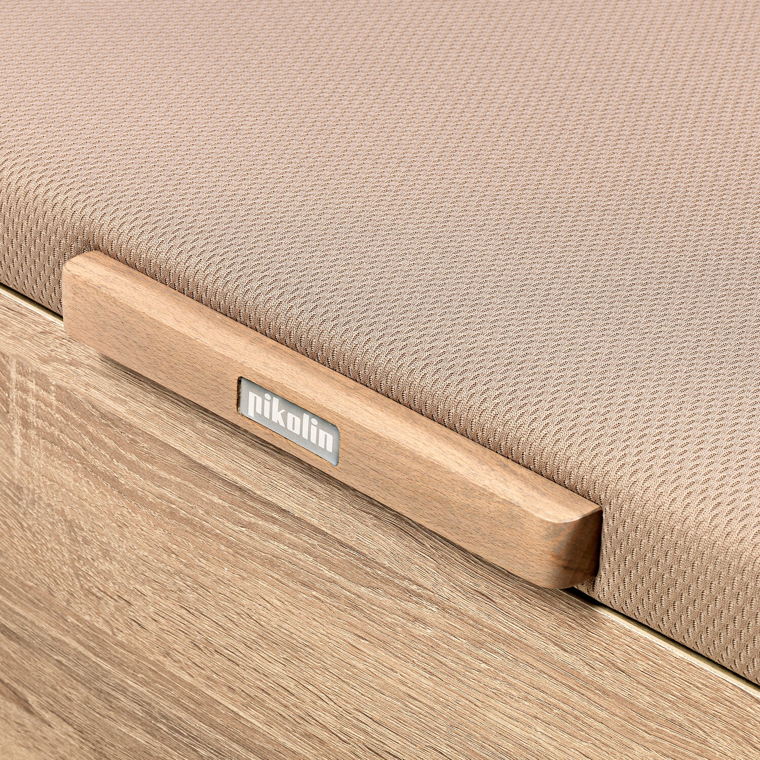 Superficie de madera lisa con cubierta de tela beige y asa de madera.