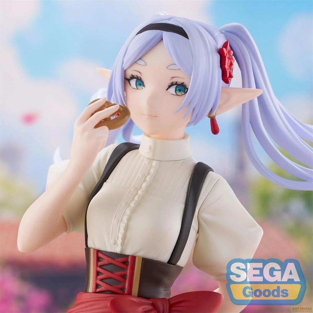Figurine d'anime d'une fille aux cheveux violets mangeant un beignet.