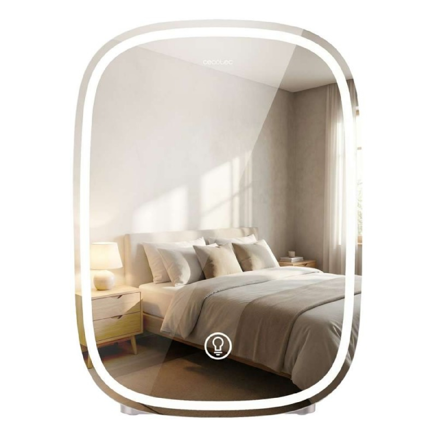 Un espejo iluminado refleja un dormitorio con cama y mesita de noche.