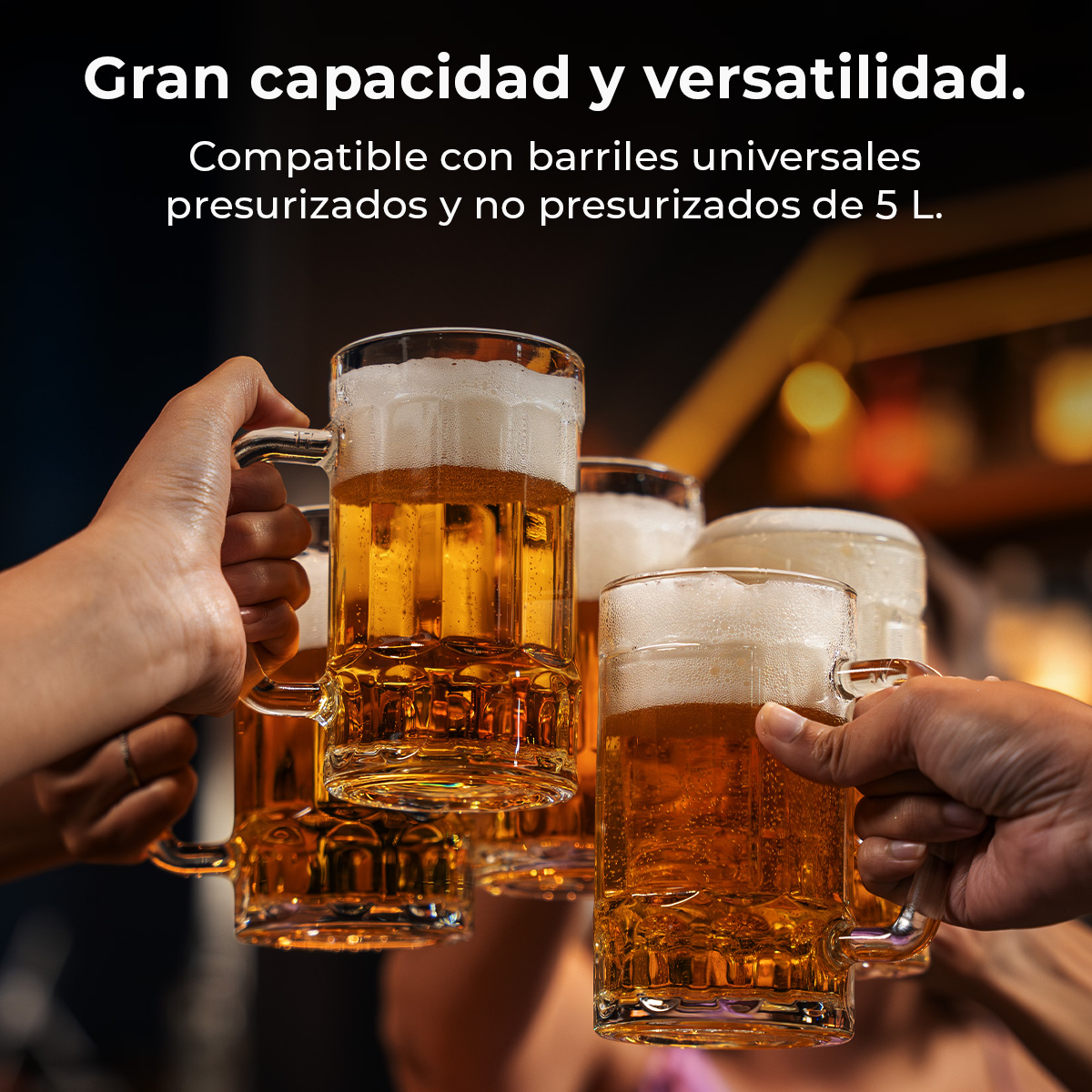 Mani che tengono boccali di birra con schiuma, sfondo sfocato.