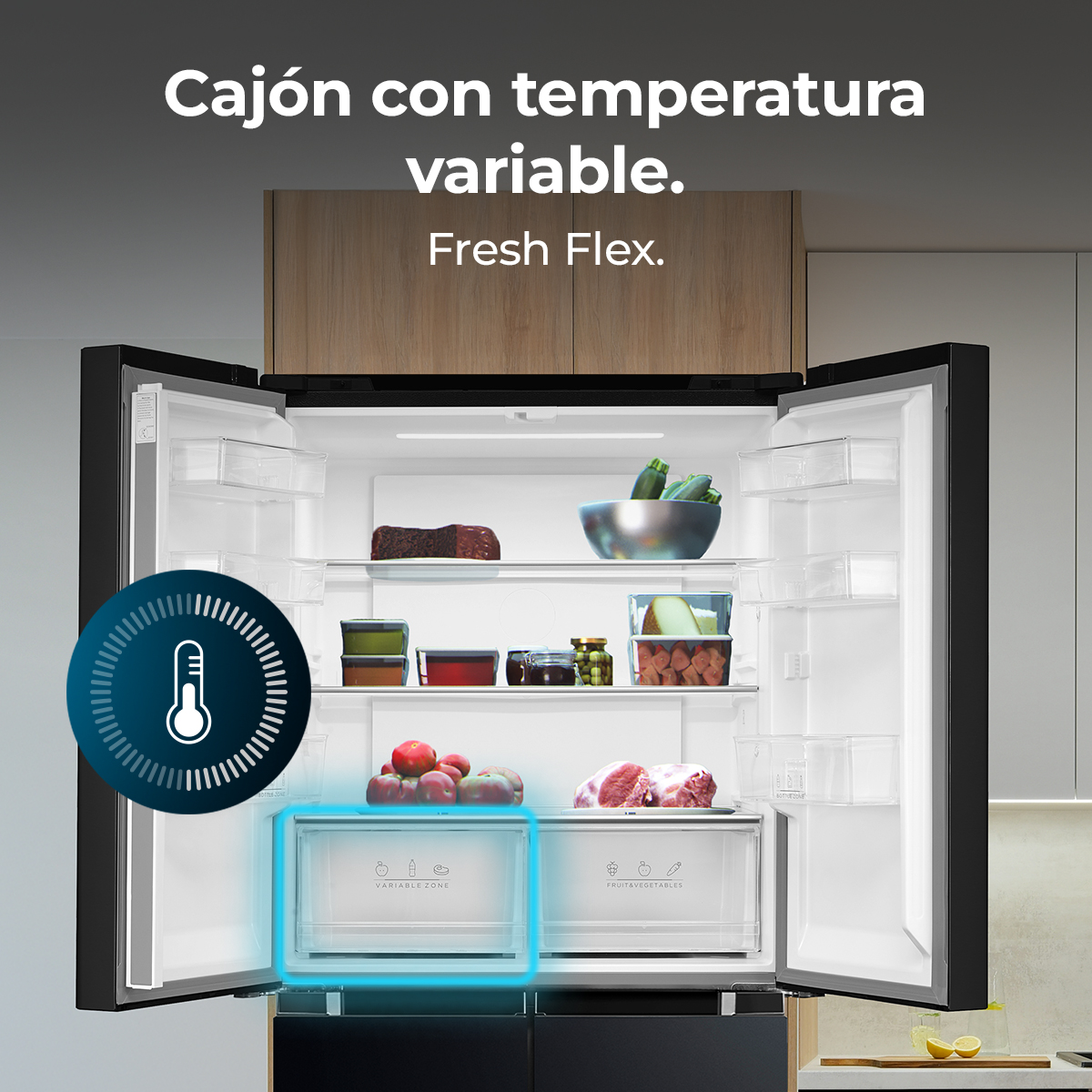 Un frigorifero aperto pieno di cibo, tra cui carne, frutta e verdura.